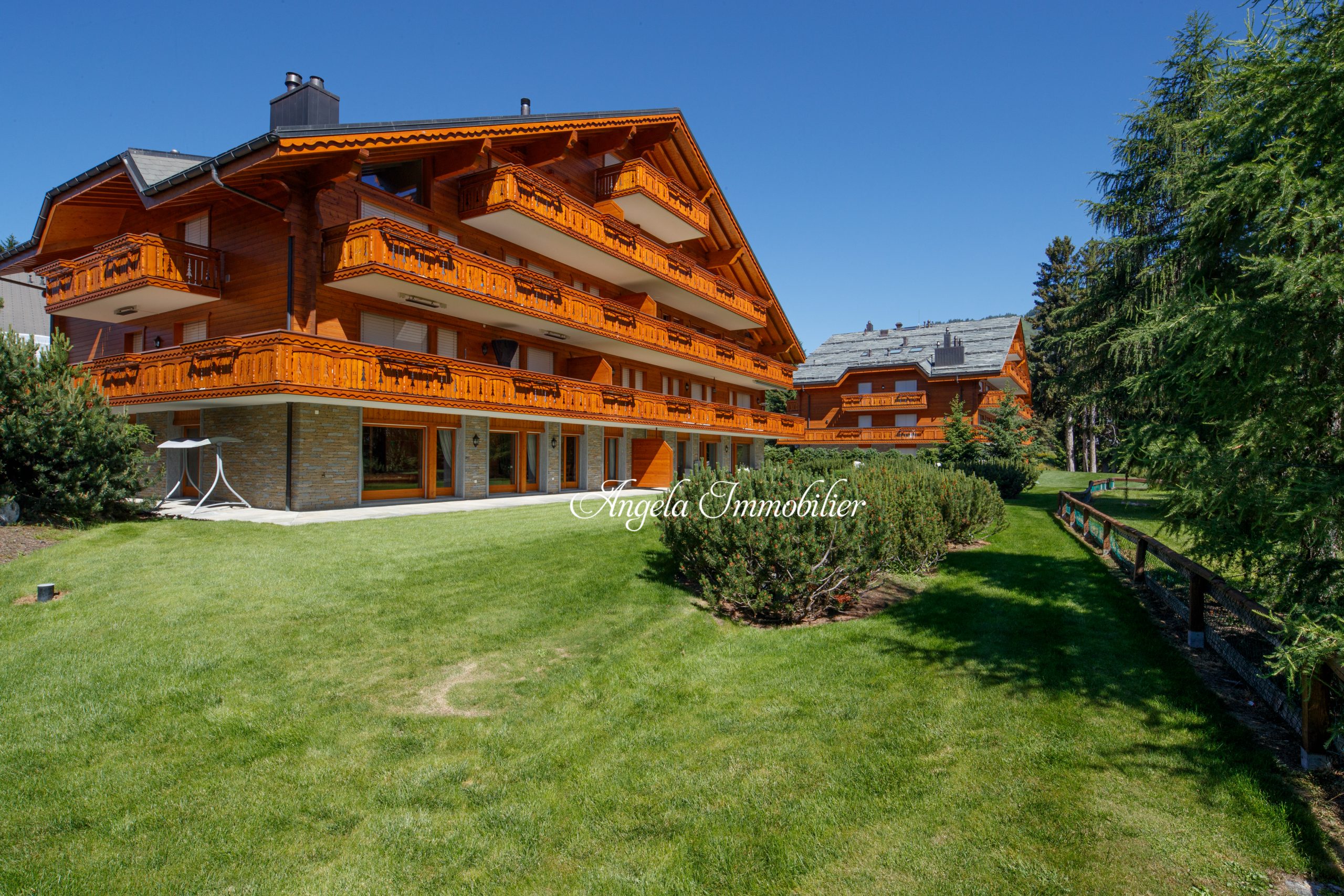 Alpines Wohnhaus mit großen Balkonen