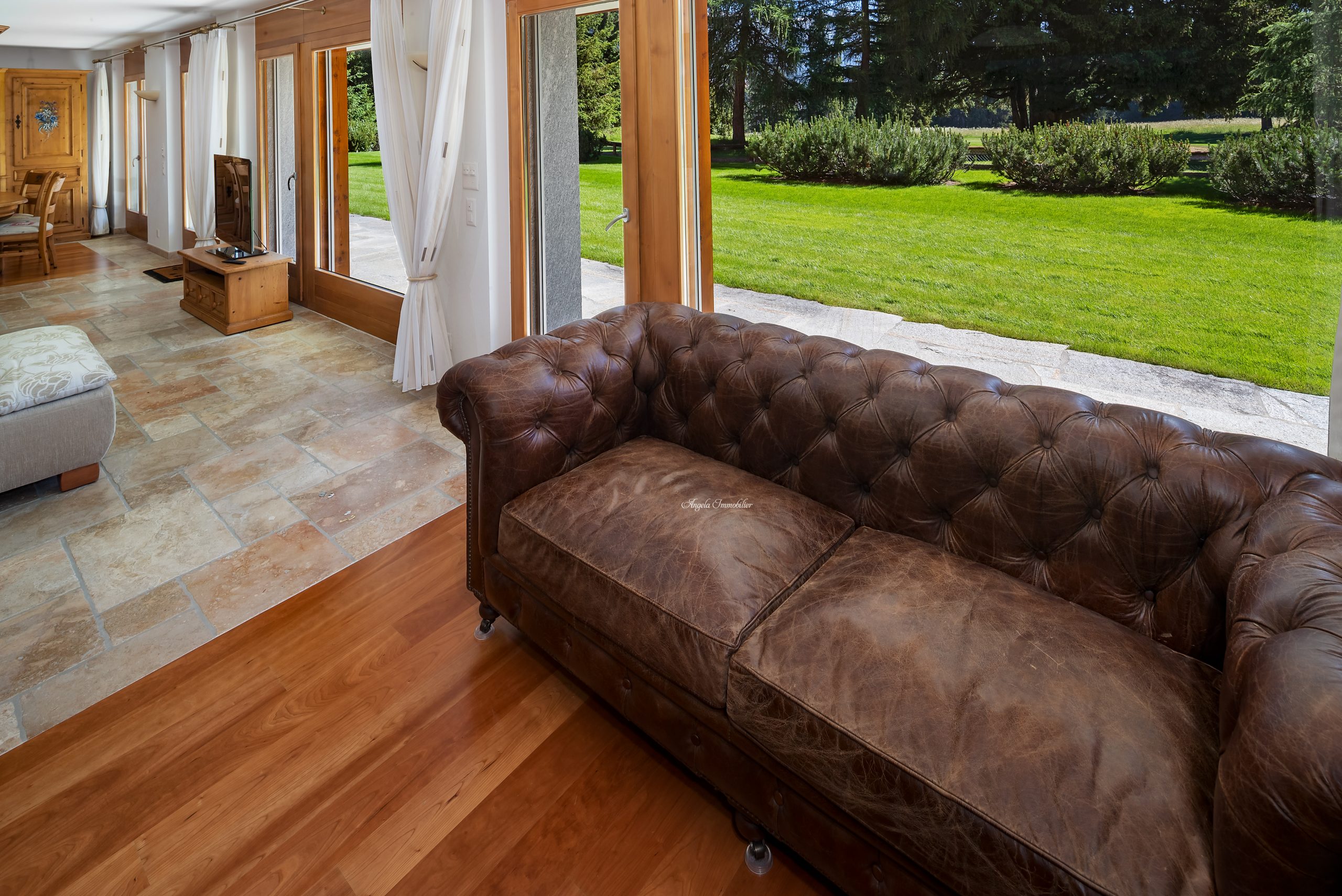 Wohnzimmer mit Gartenblick