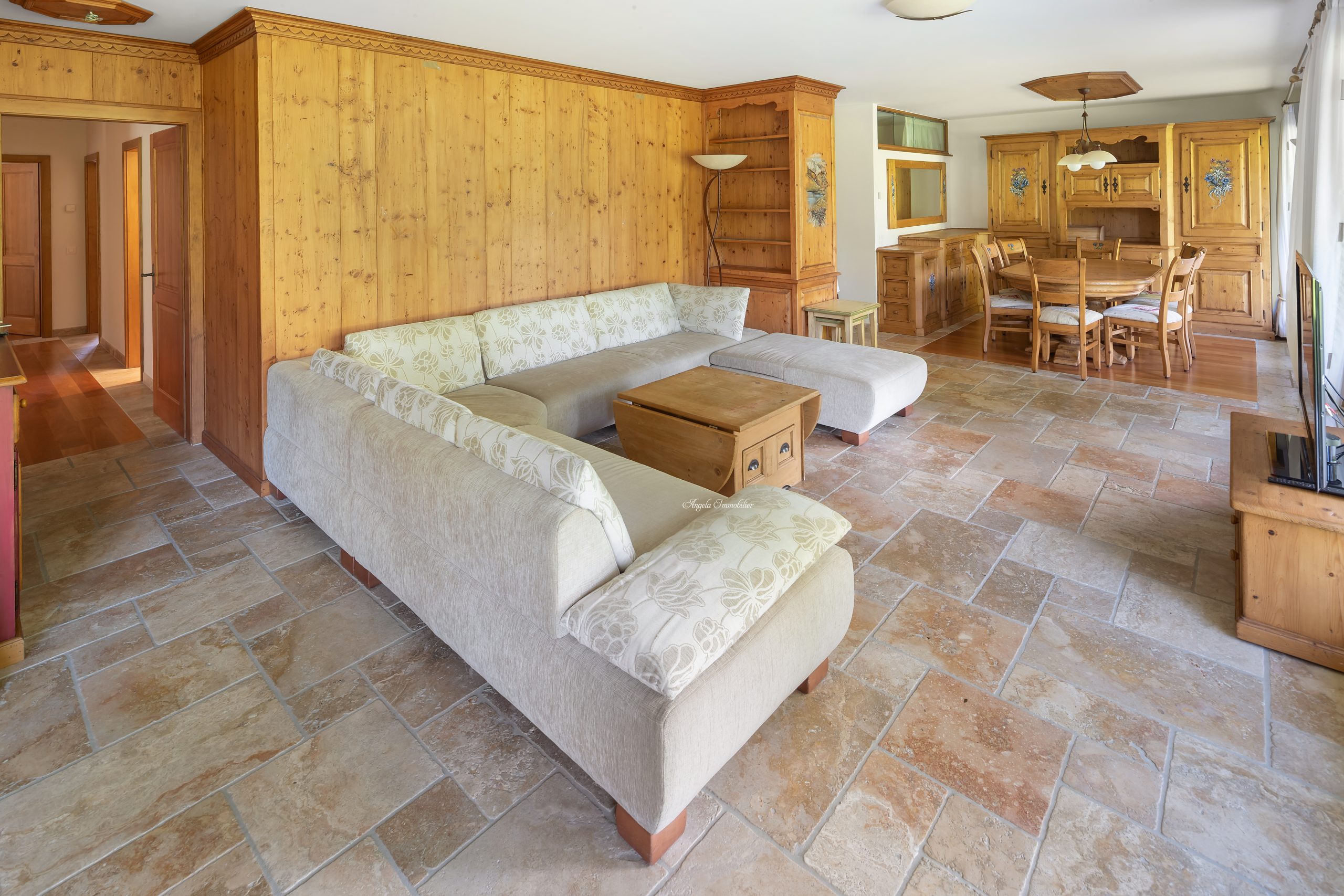 Gemütliches Wohn-Esszimmer mit rustikaler Holzverkleidung