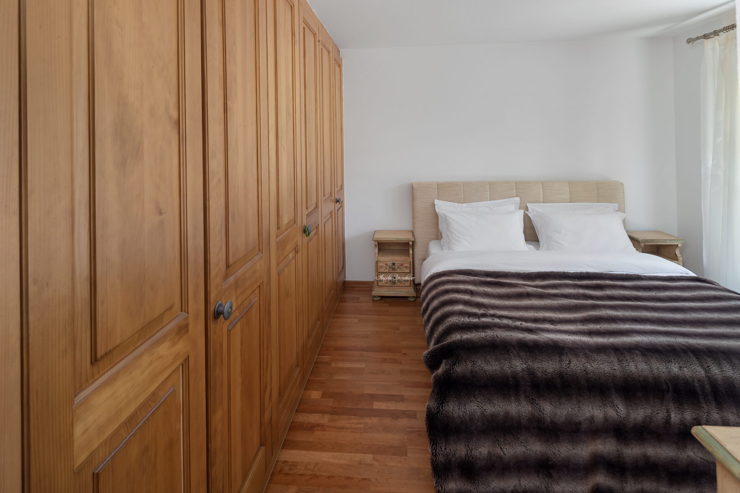 Helles Schlafzimmer mit Einbauschränken