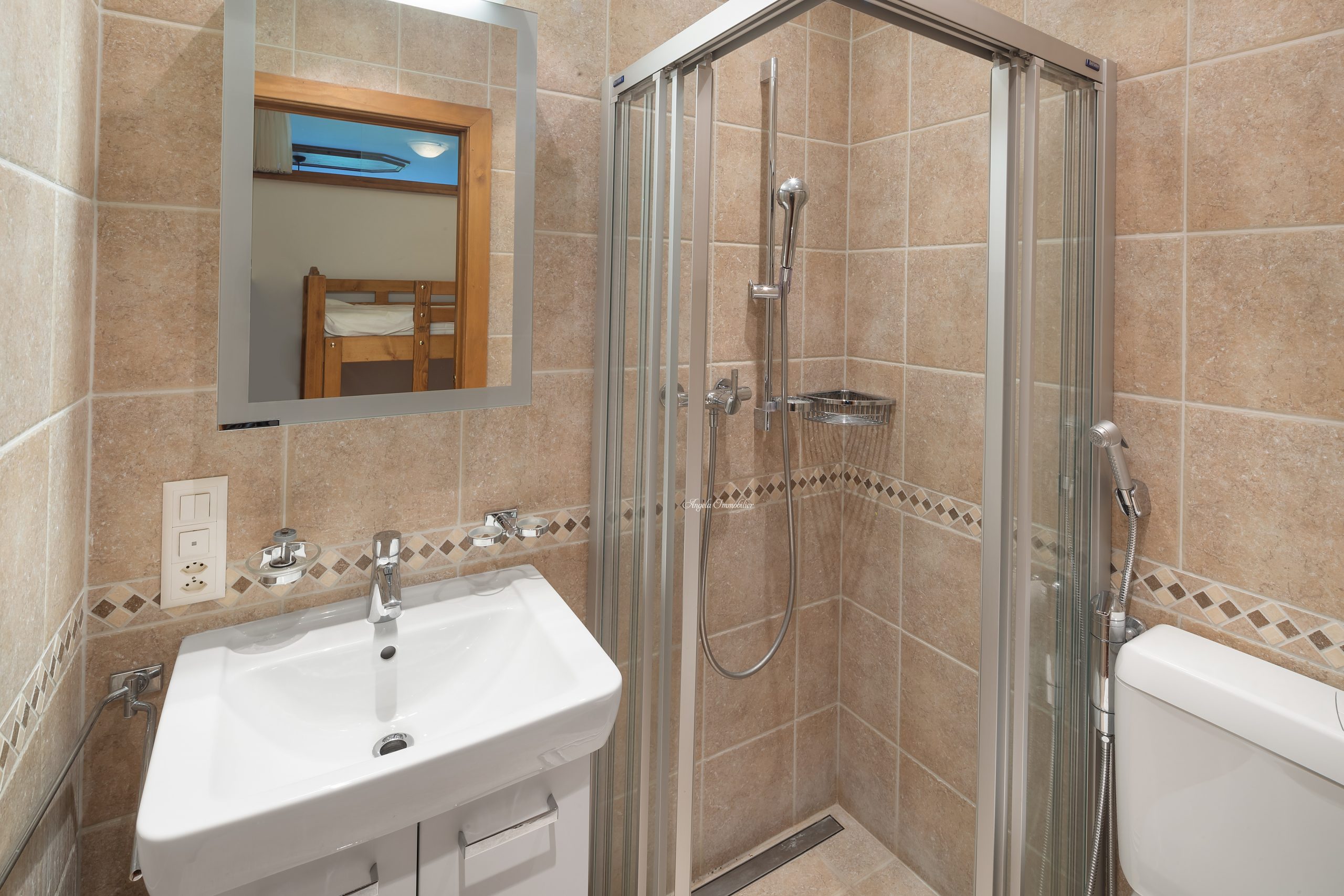Modernes Badezimmer mit Dusche und Waschbecken