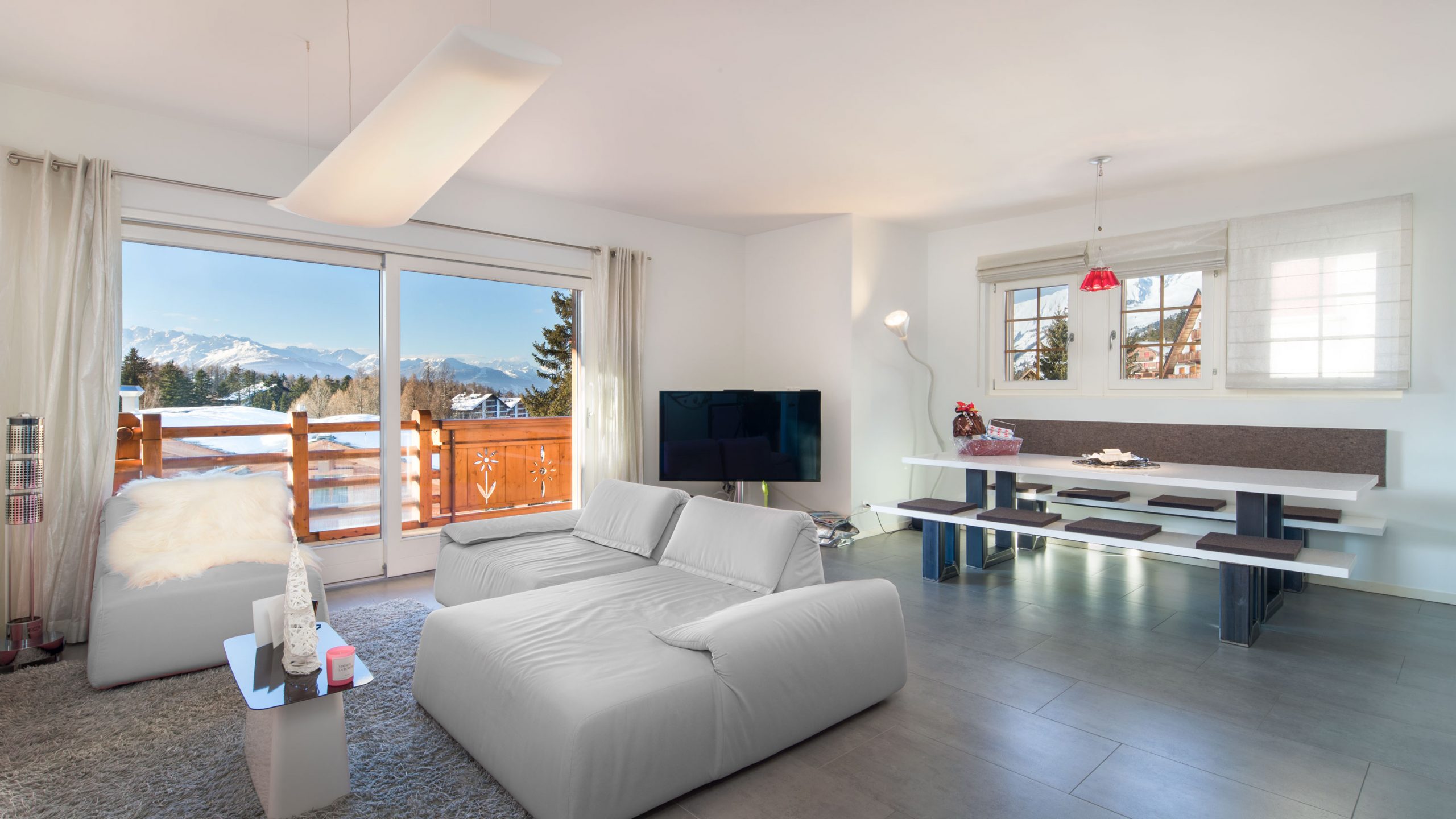 Helles Wohnzimmer mit Bergblick
