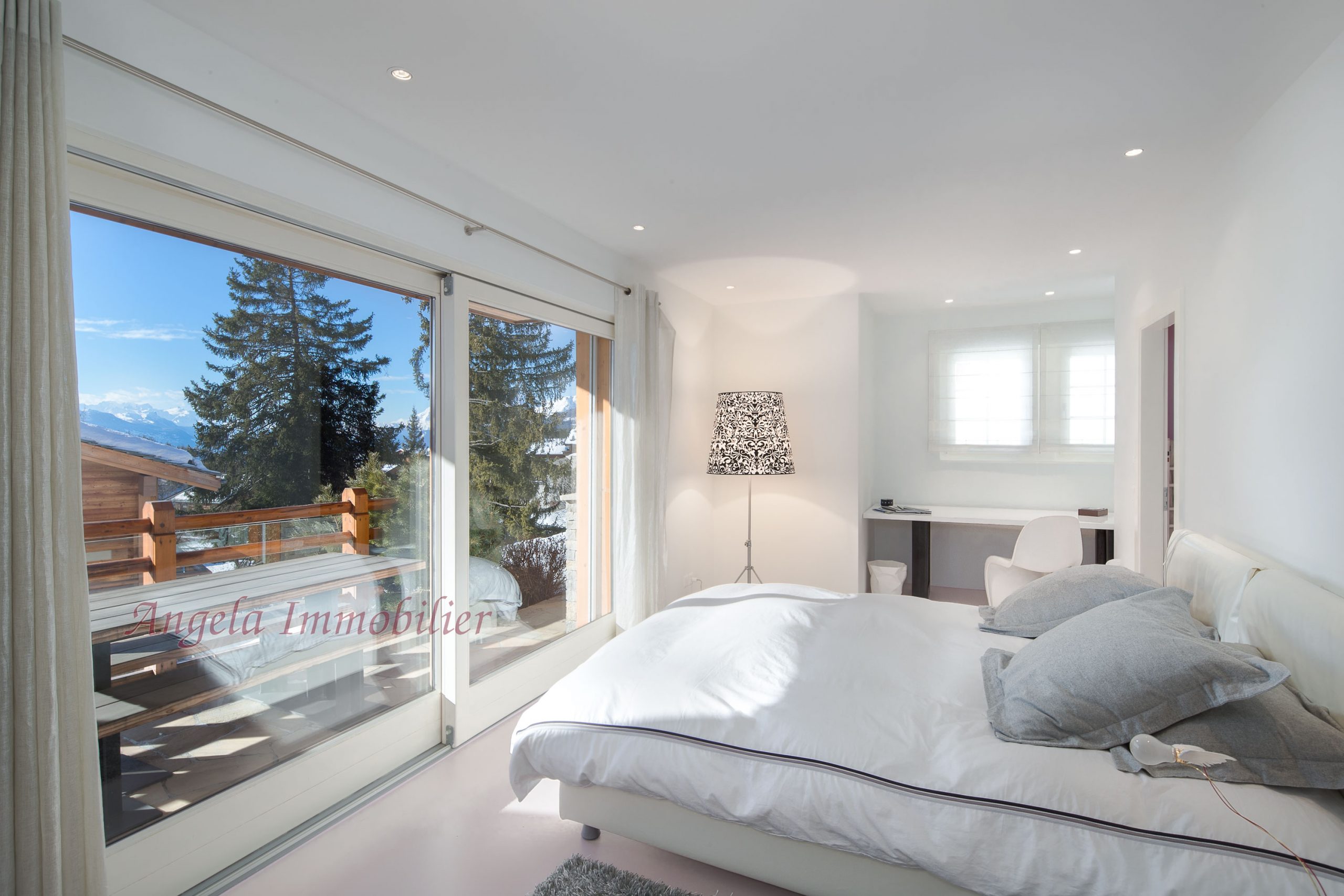 Helles Schlafzimmer mit Bergblick
