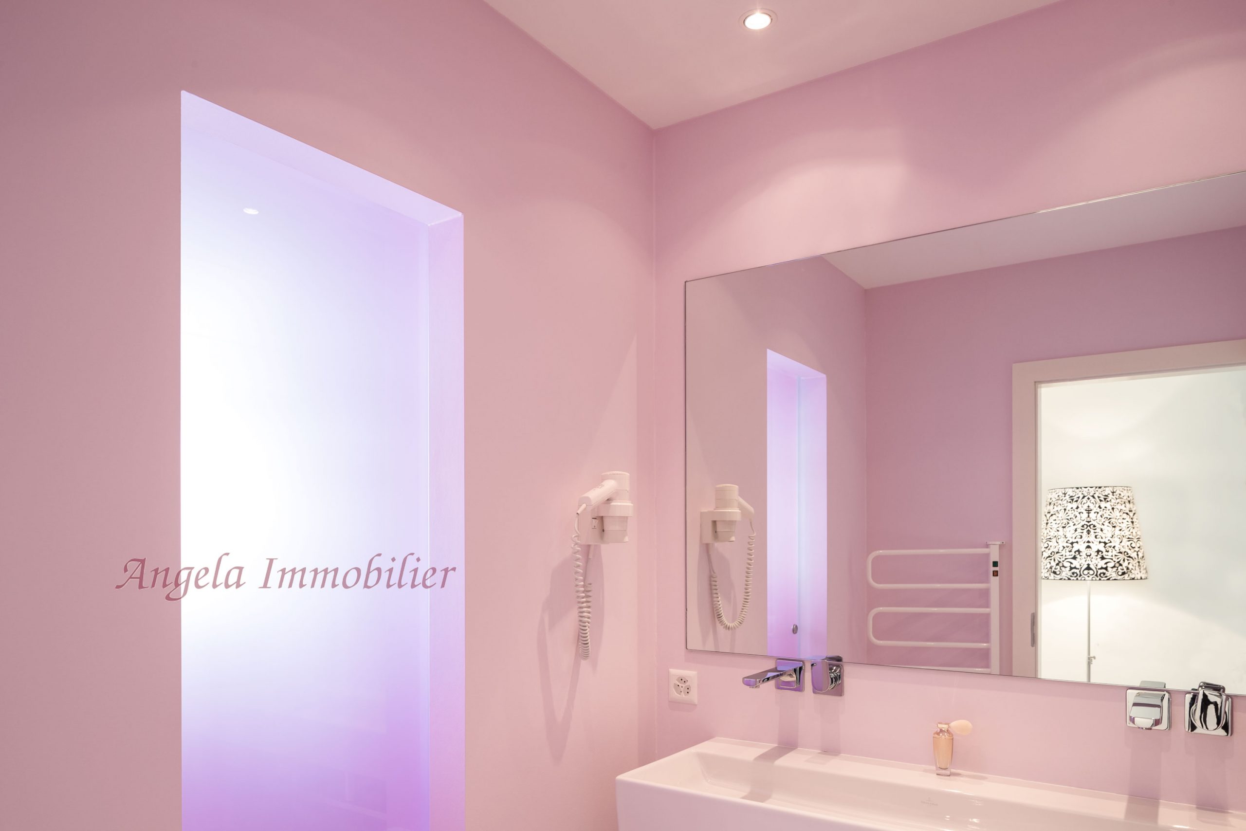 Pinkes Badezimmer mit großem Spiegel