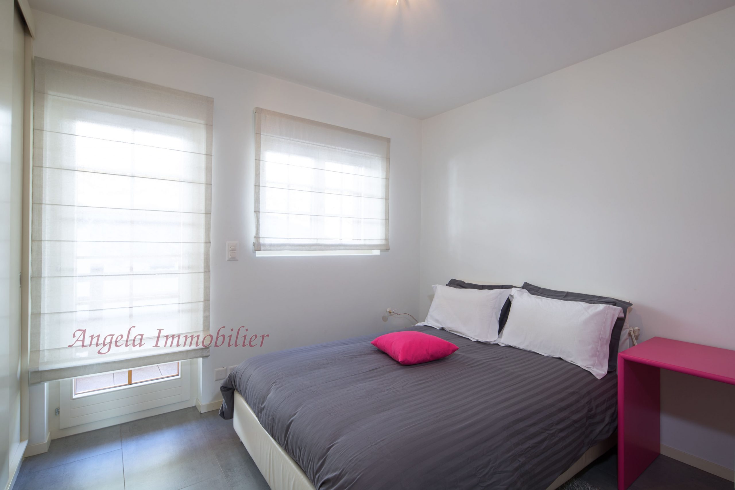 Helles, schlichtes Schlafzimmer mit Doppelbett