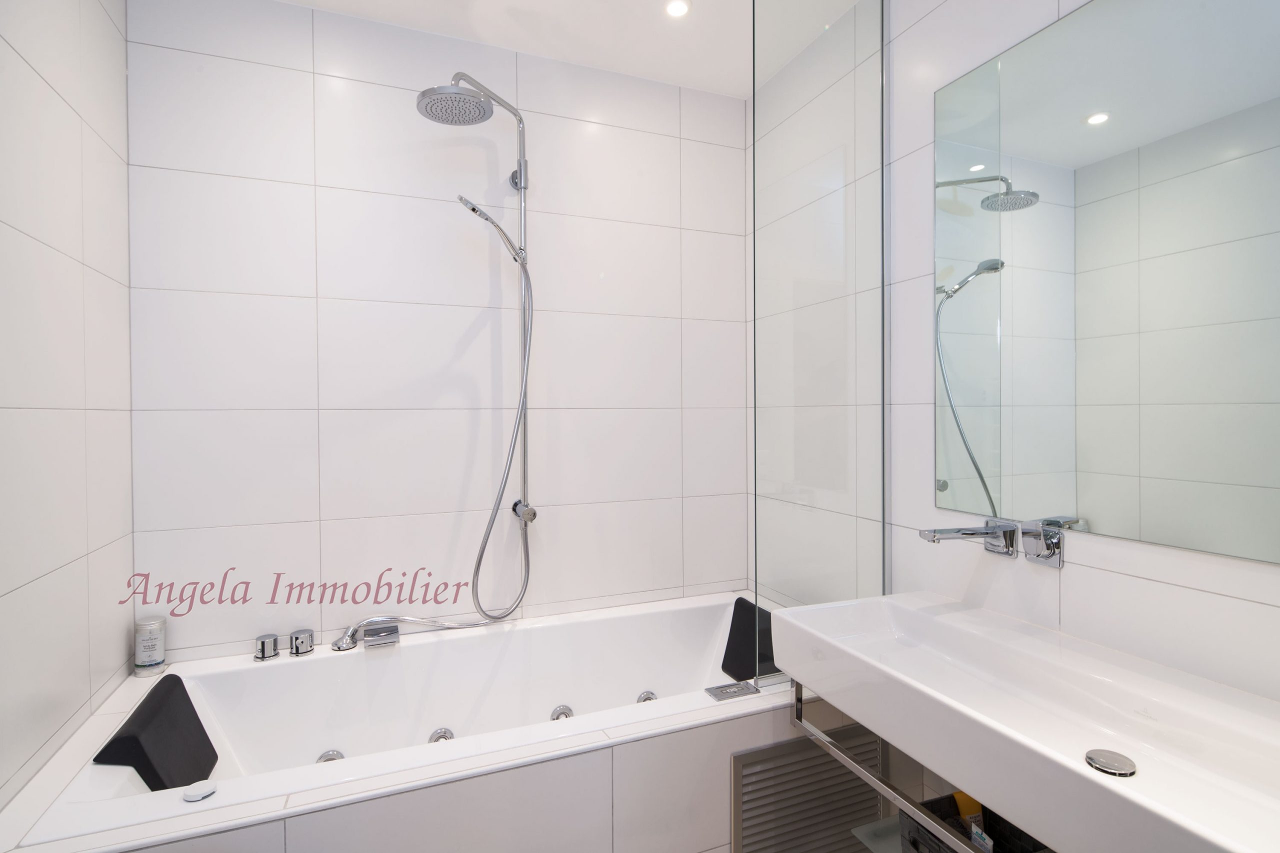 Modernes Badezimmer mit Wanne und Dusche
