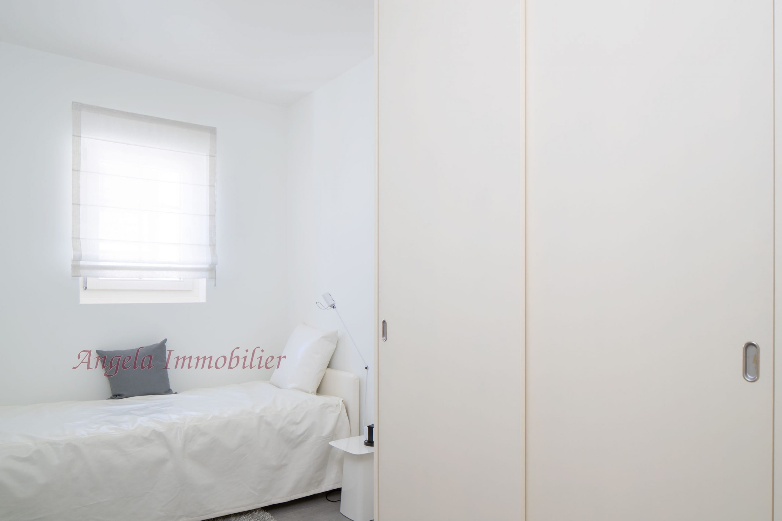 Helles Schlafzimmer mit Einbauschrank
