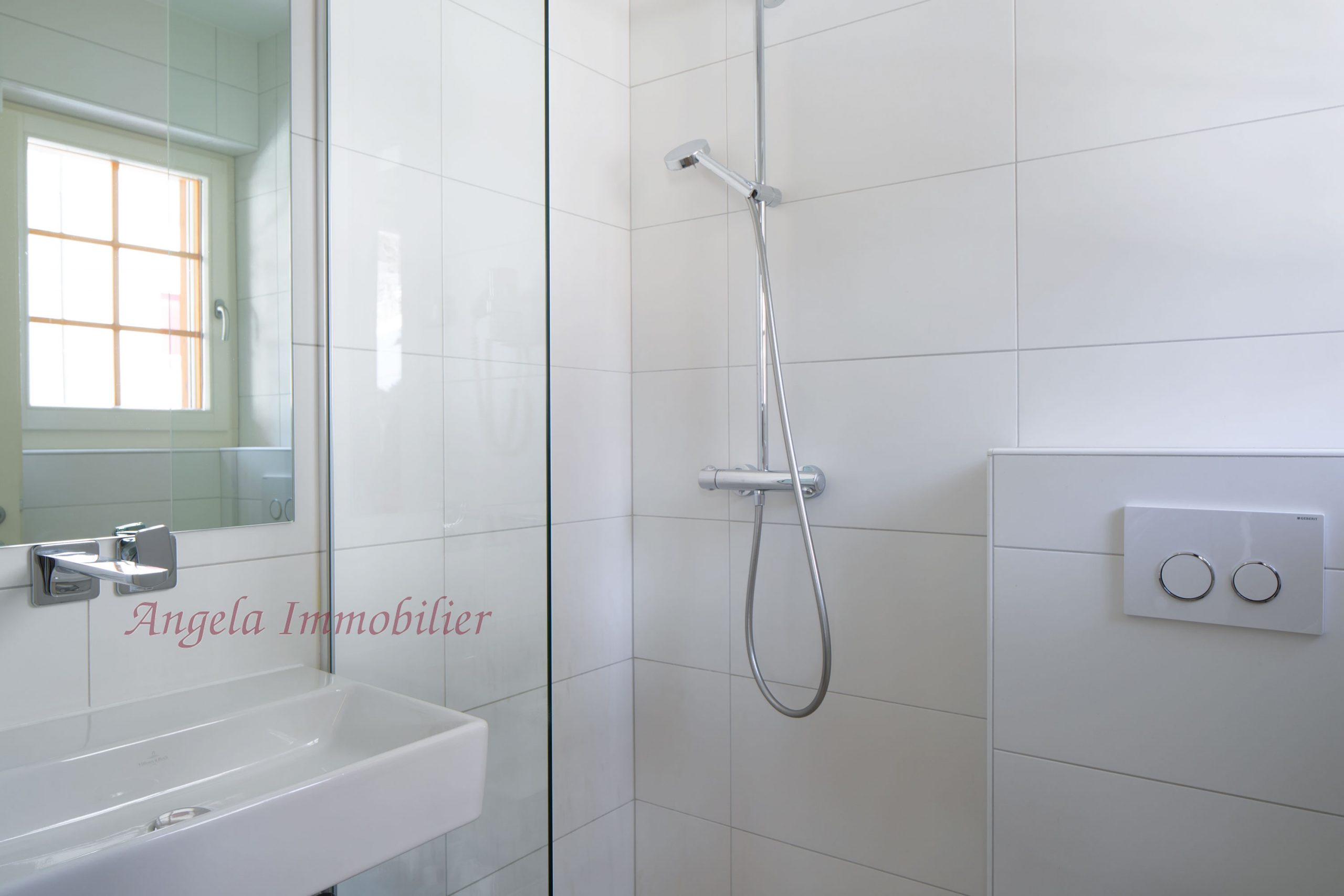 Modernes Badezimmer mit bodengleicher Dusche