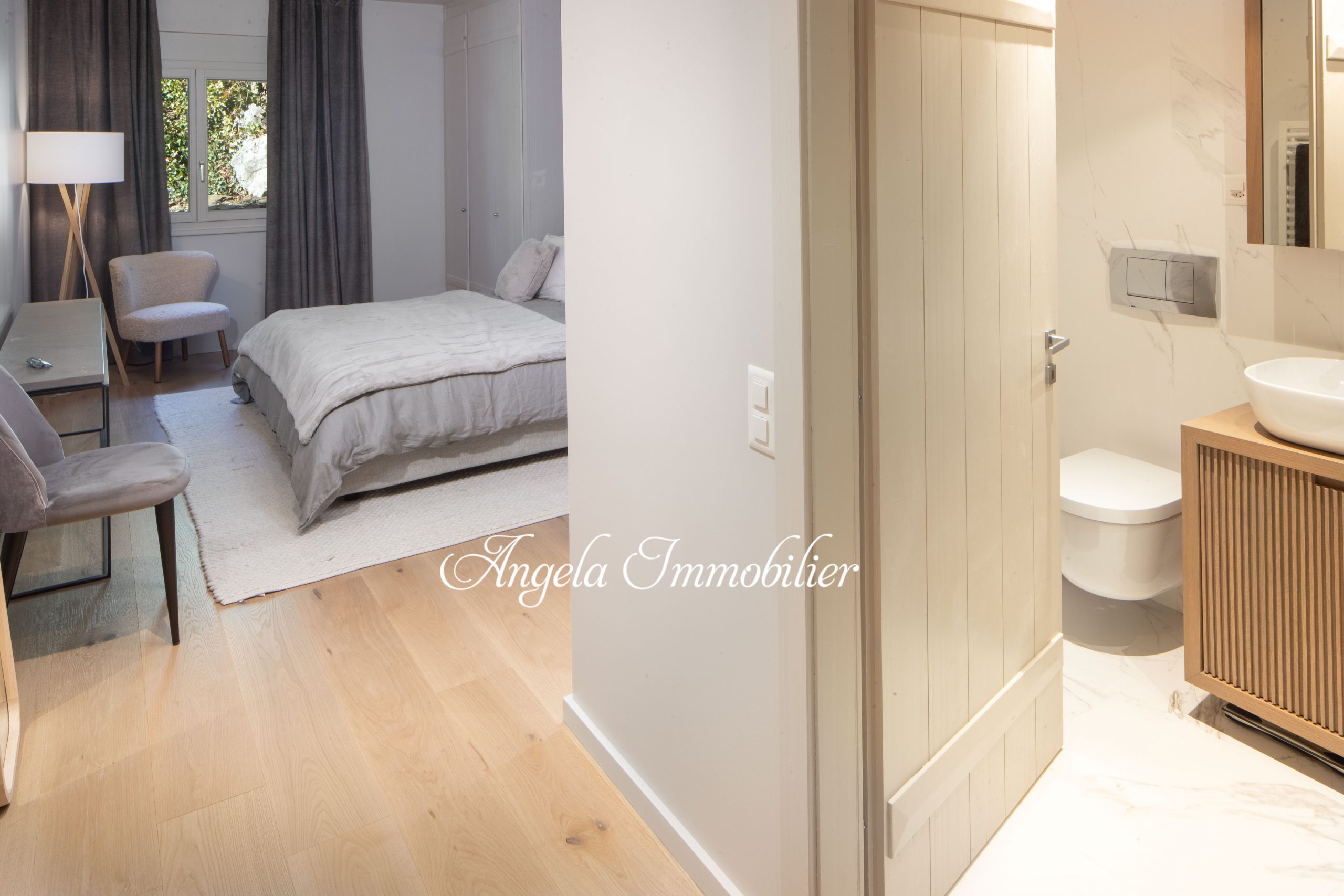 Schlafzimmer mit angrenzendem Bad