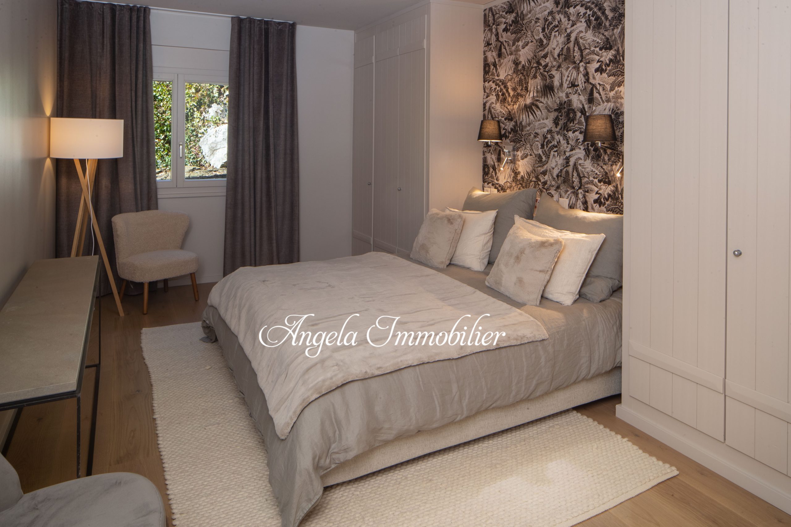 Stilvolles Schlafzimmer mit warmen Naturtönen