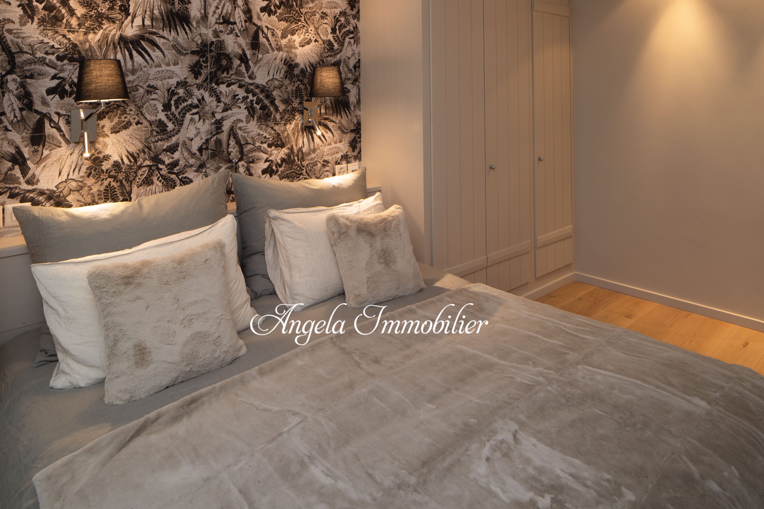 Gemütliches Schlafzimmer mit floralem Wandmotiv