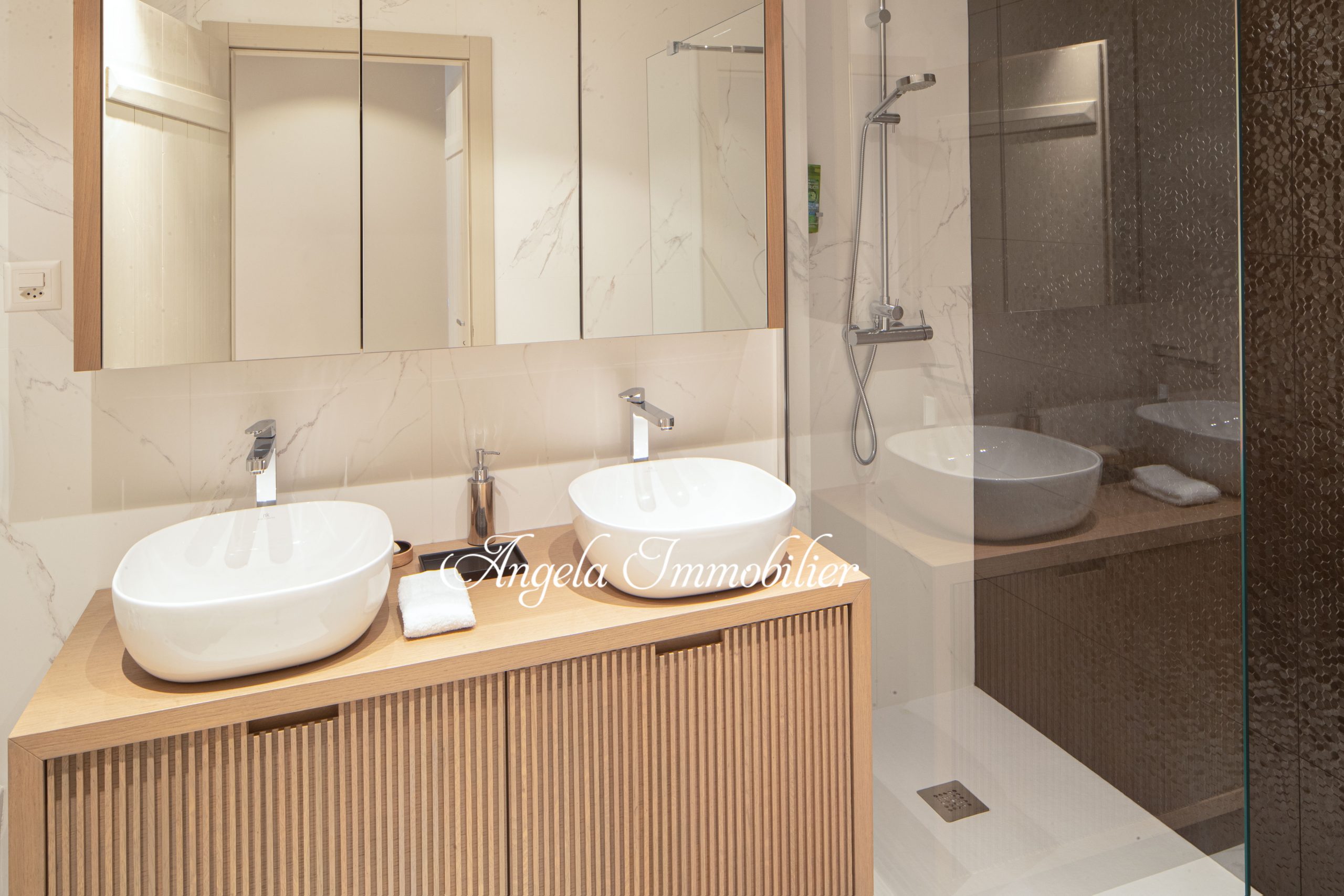 Modernes Badezimmer mit Doppelwaschtisch und Glasdusche