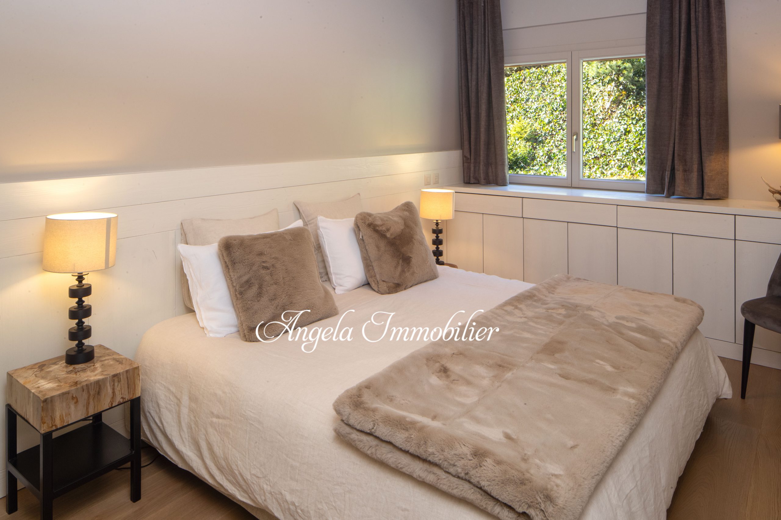 Gemütliches Schlafzimmer mit Tageslicht