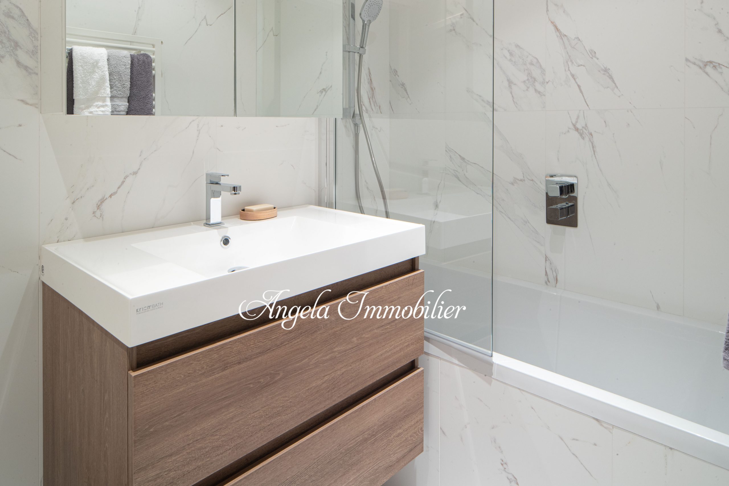 Modernes Badezimmer mit Waschtisch und Dusche