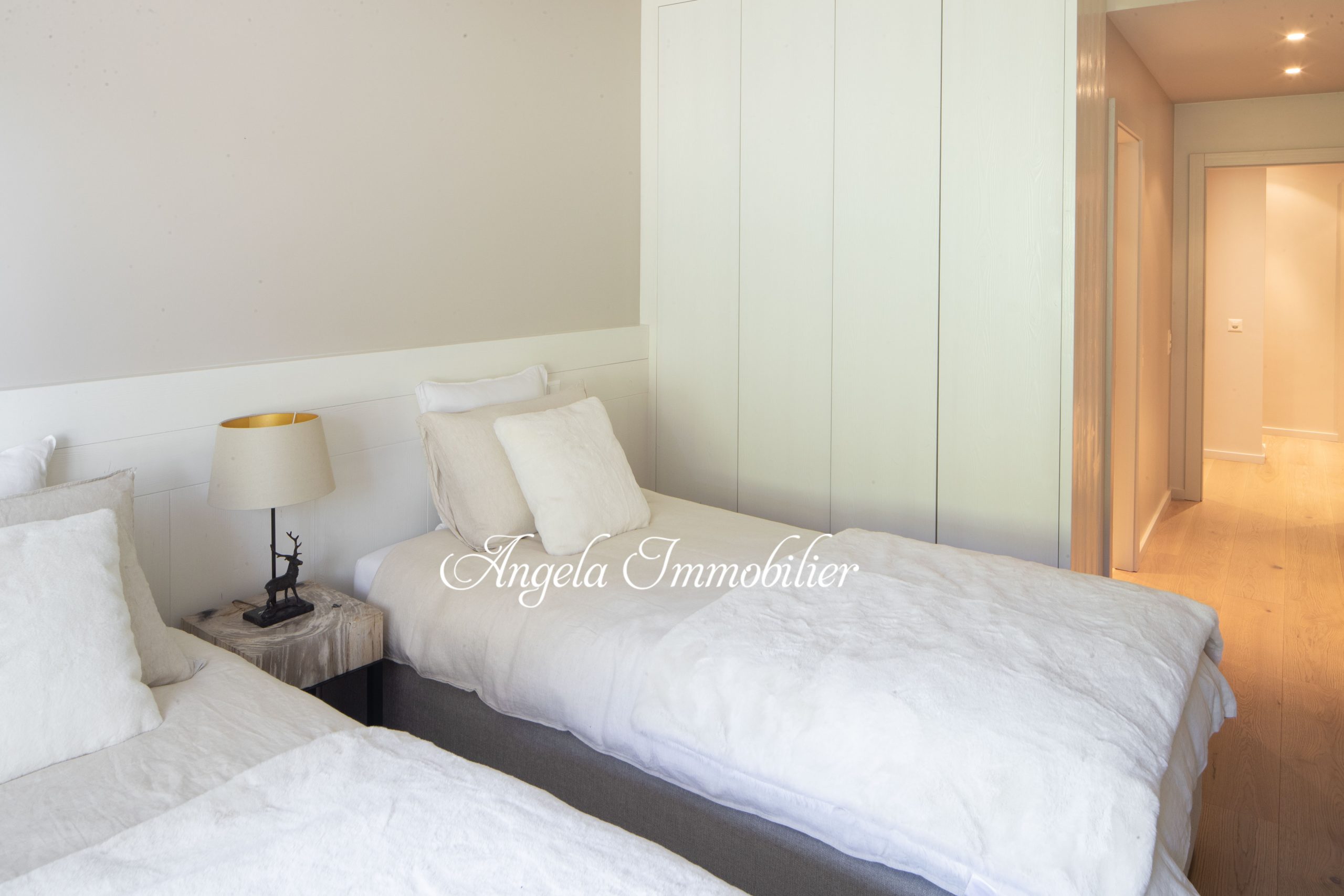 Helles Schlafzimmer mit zwei Einzelbetten und Einbauschrank