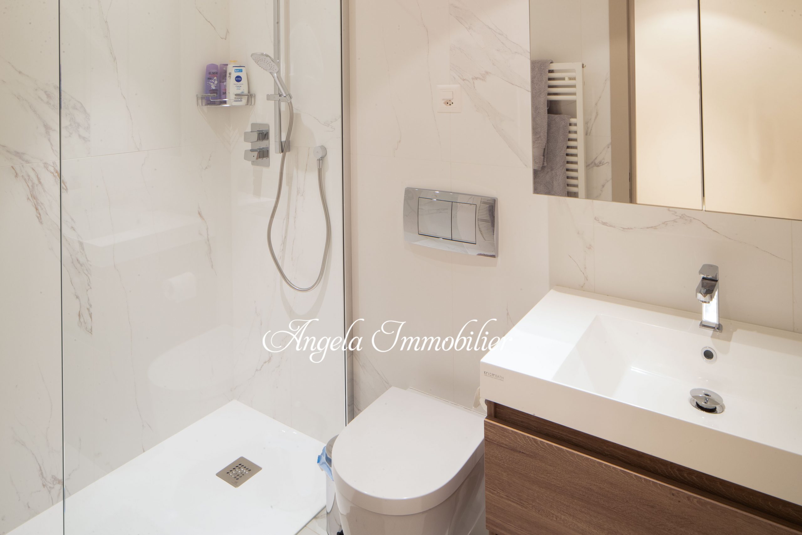 Modernes Badezimmer mit Dusche und Waschtisch
