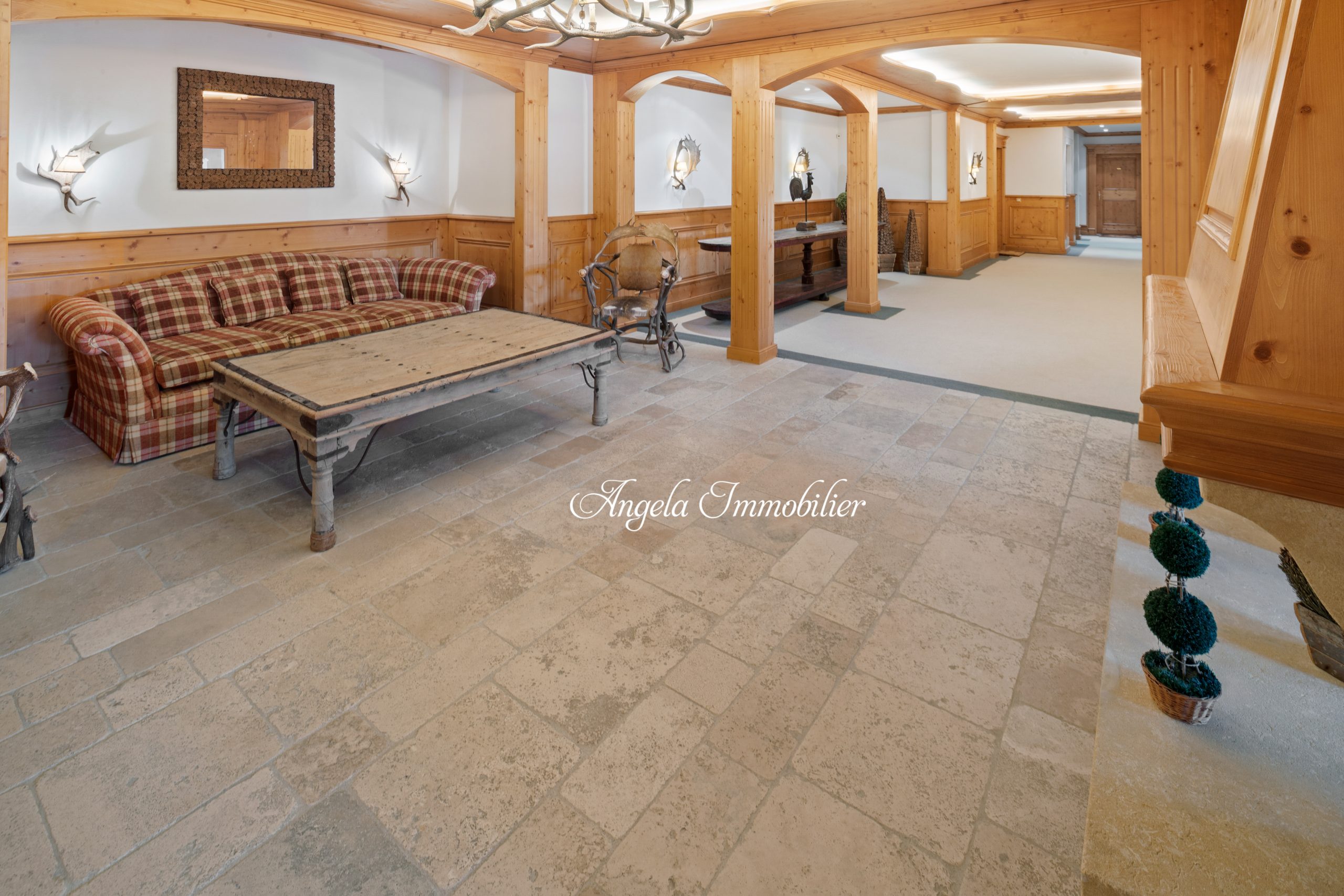 Rustikale Hotellobby mit Holzverkleidung