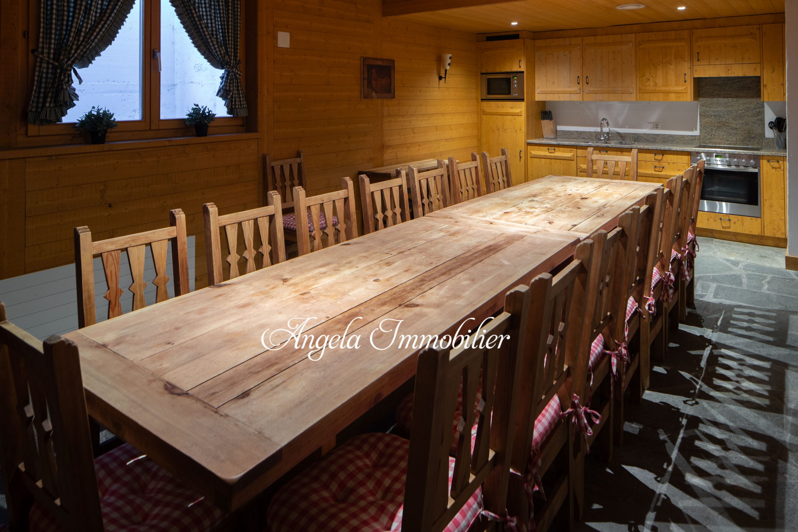 Rustikale Essküche mit langem Holztisch