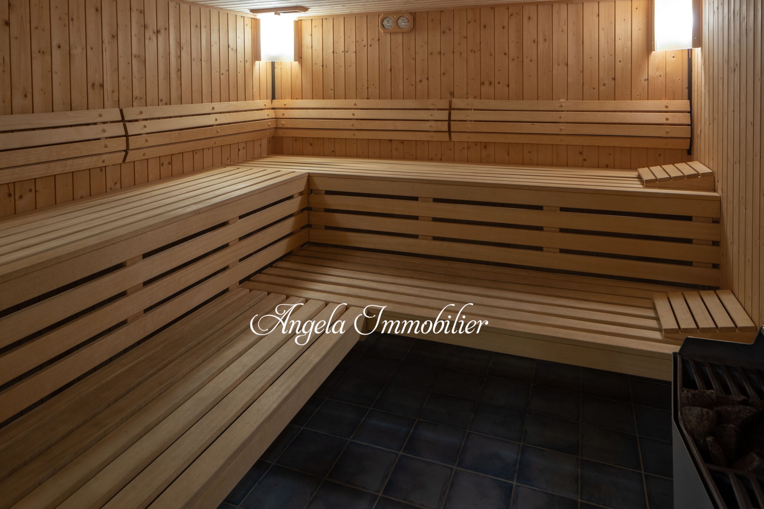 Sauna-Innenraum mit Holzsitzelementen