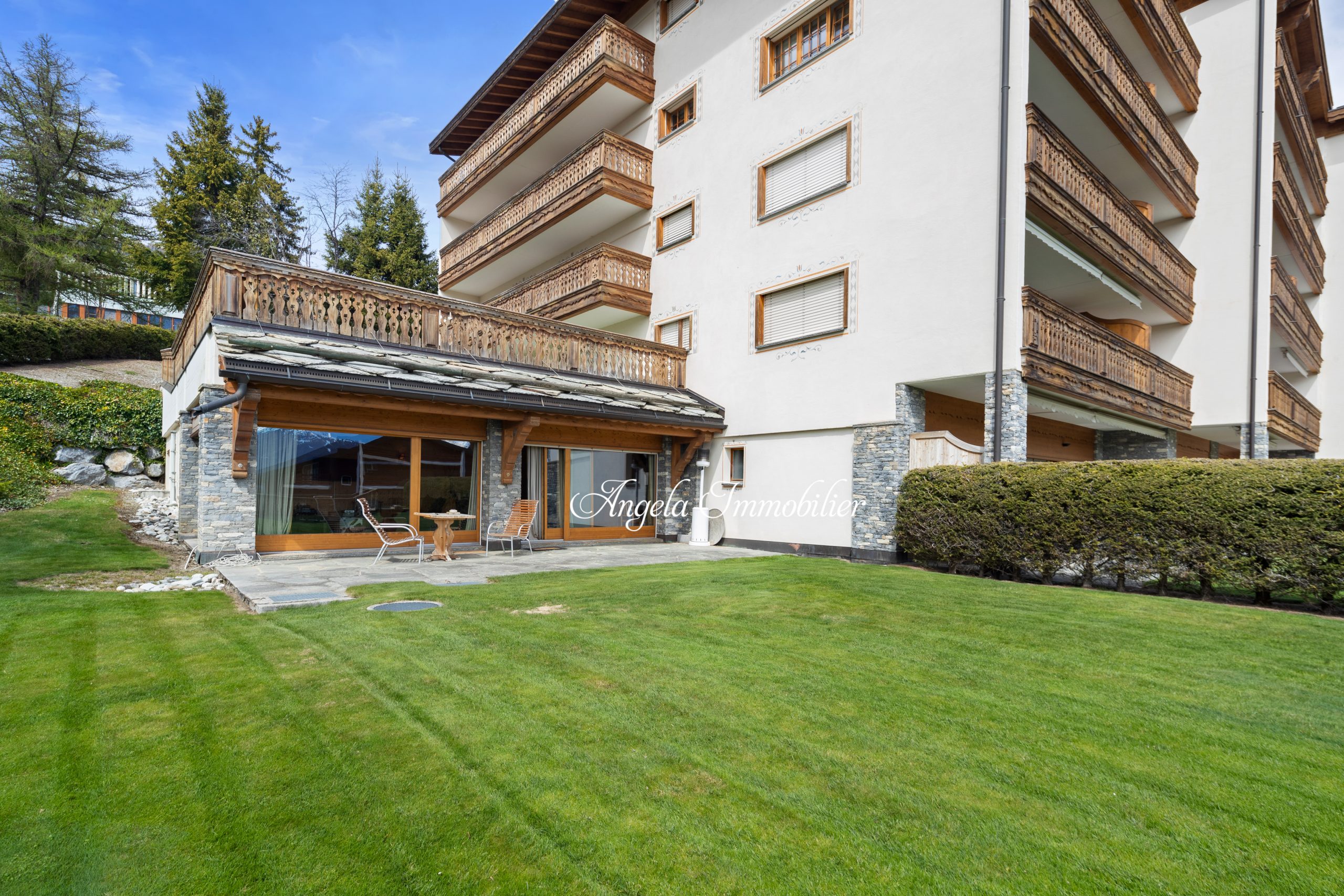 Alpine Wohnhaus mit Balkon und Garten