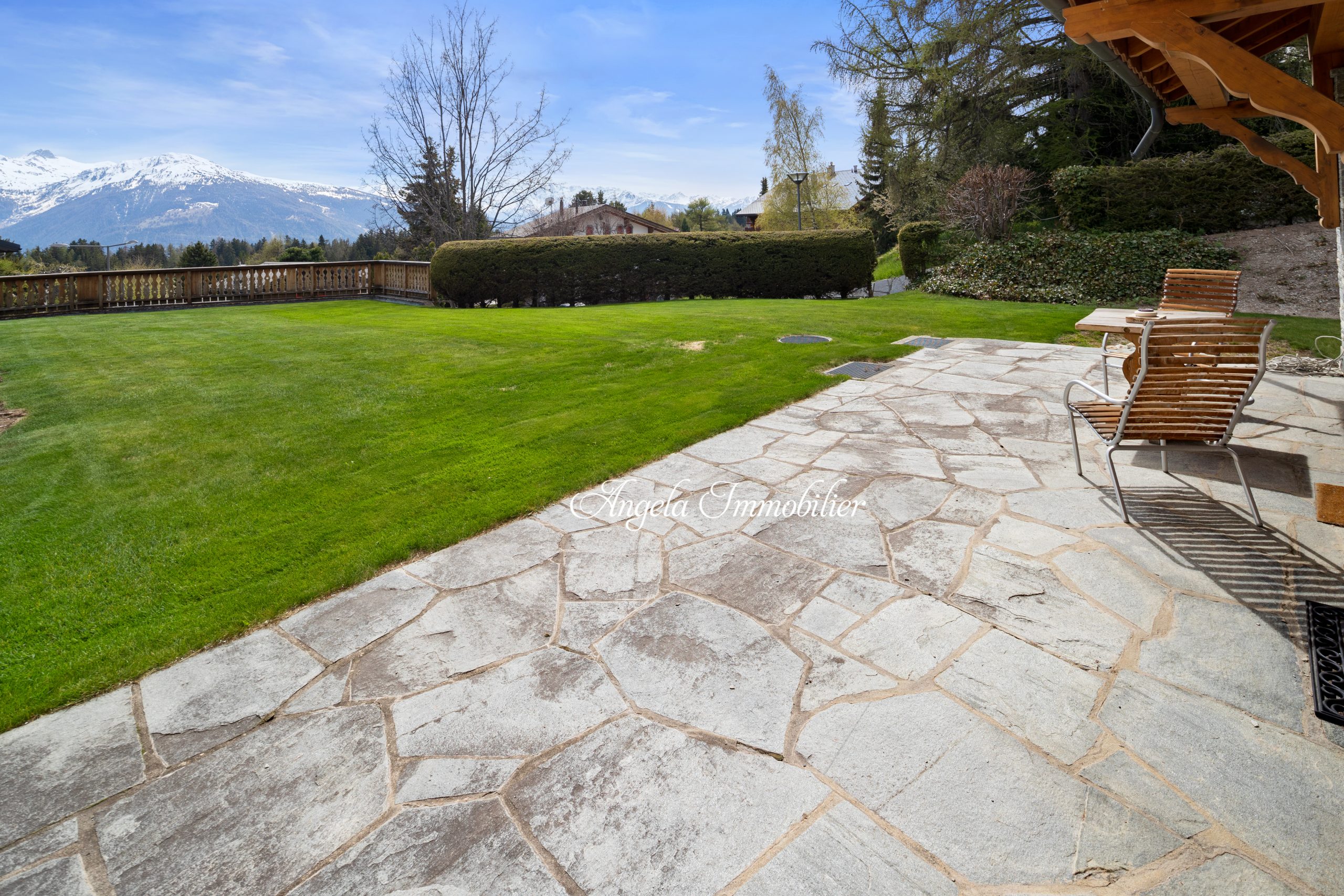 Bergblick von einer Terrasse mit Garten