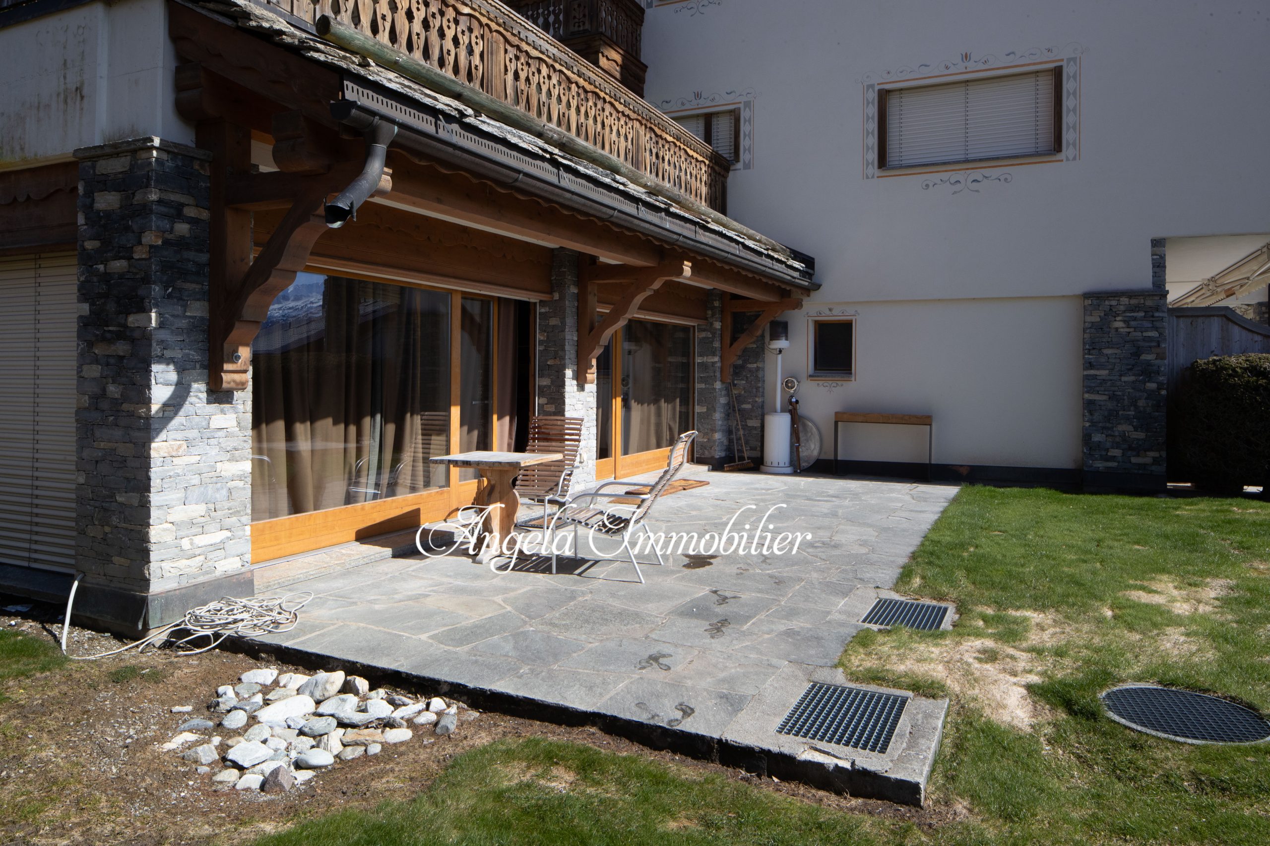 Terrasse mit Garten vor alpinem Haus