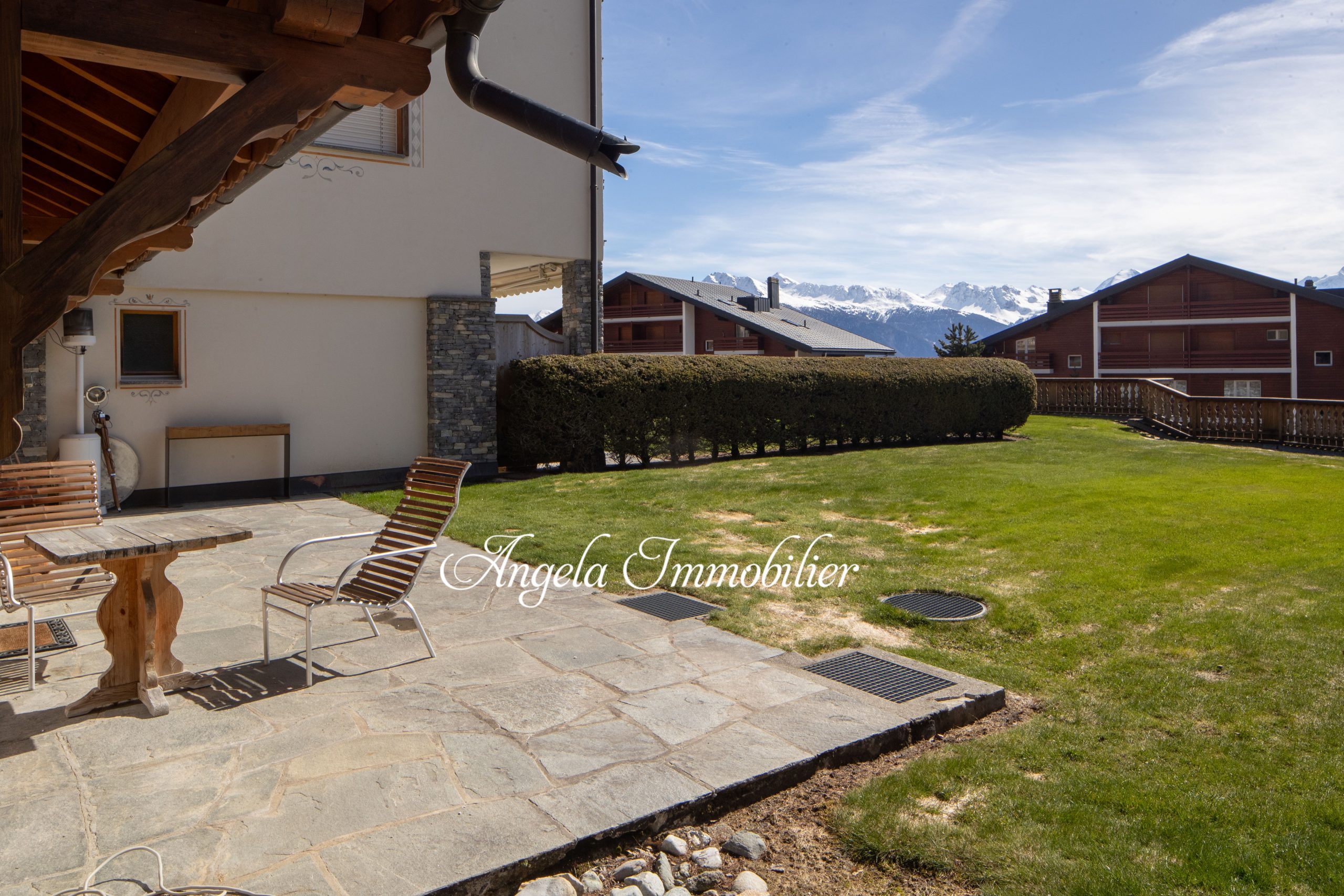 Alpen-Terrasse mit Bergblick