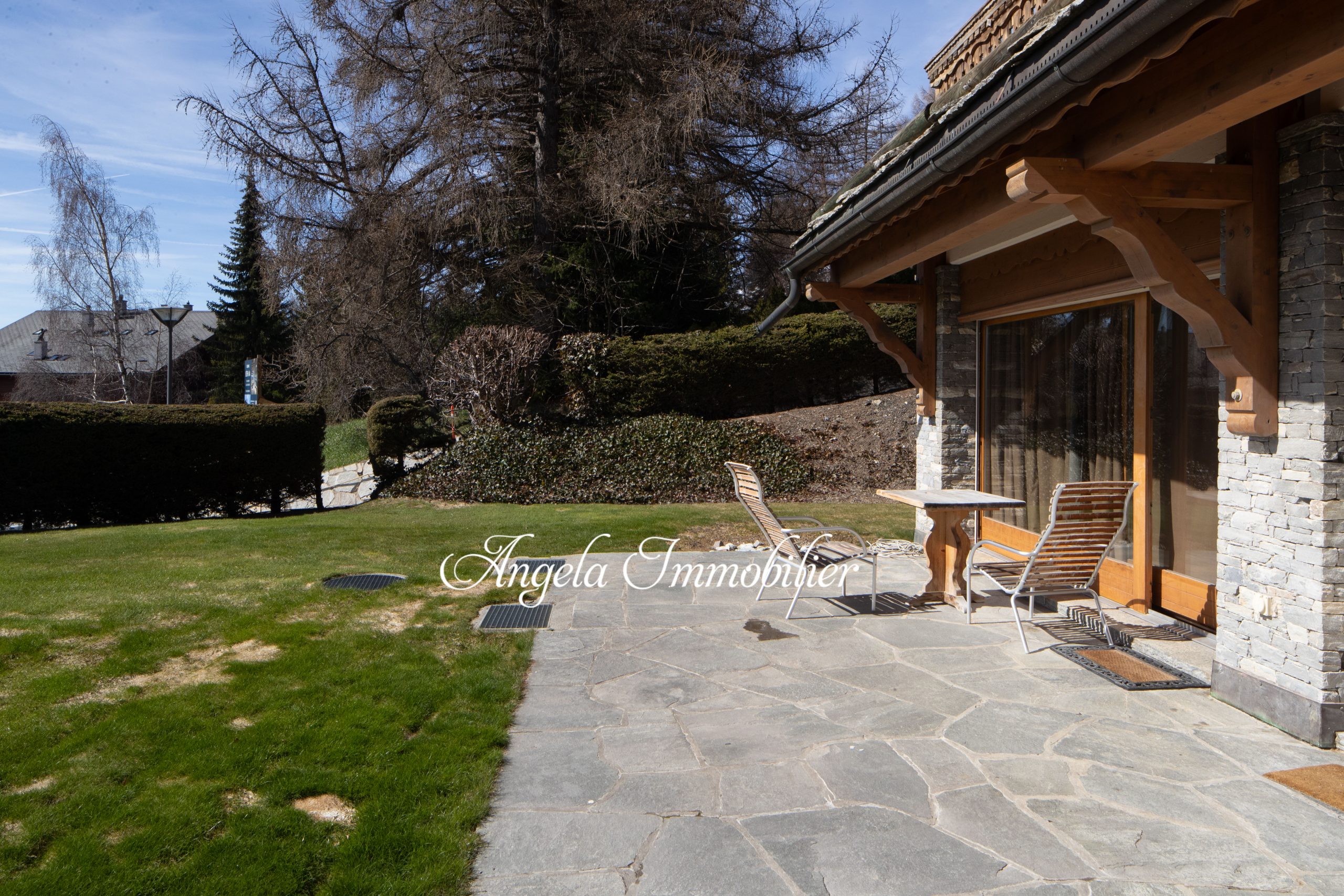 Garten- und Terrassenansicht eines Hauses