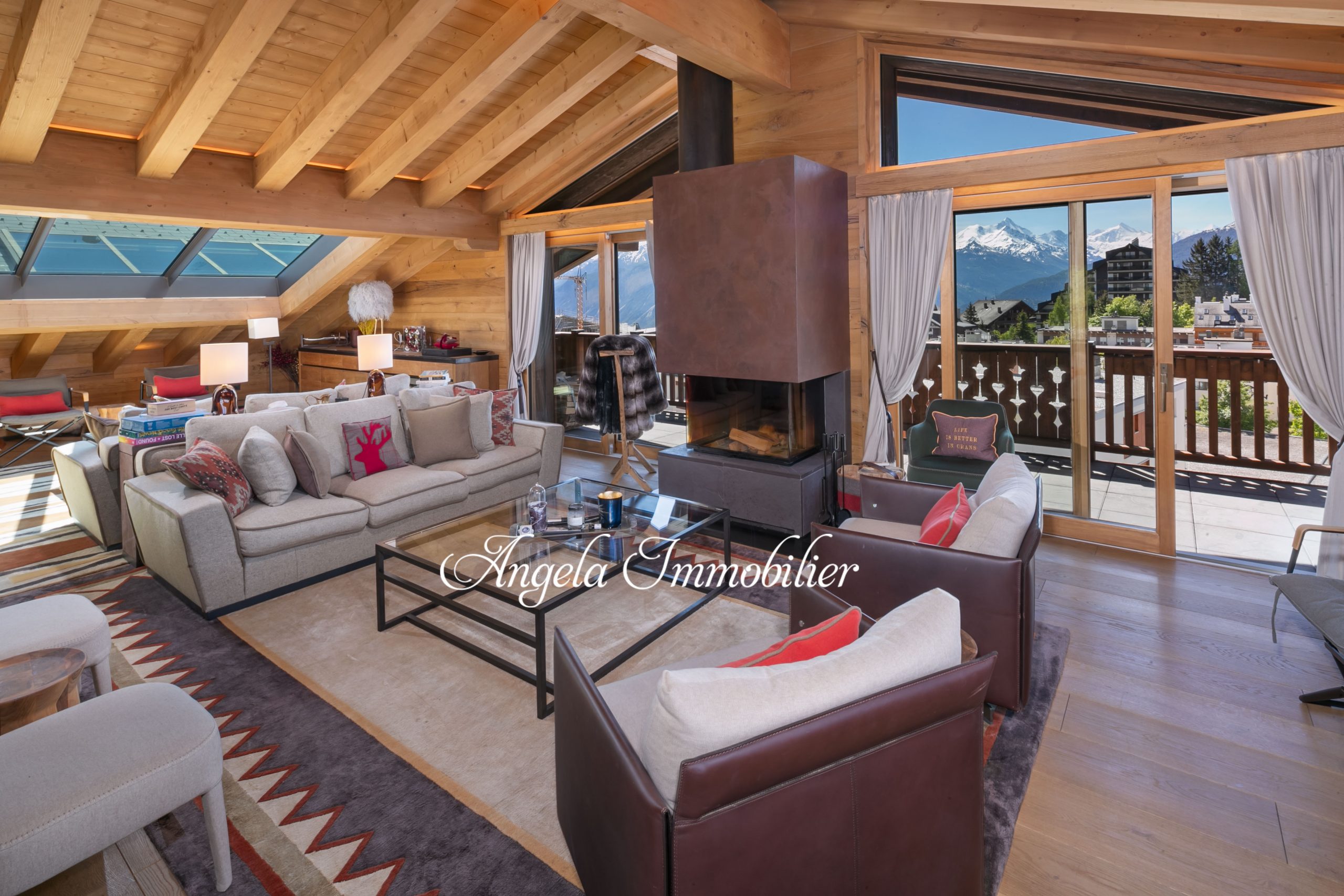 Gemütliches alpines Wohnzimmer mit Bergblick