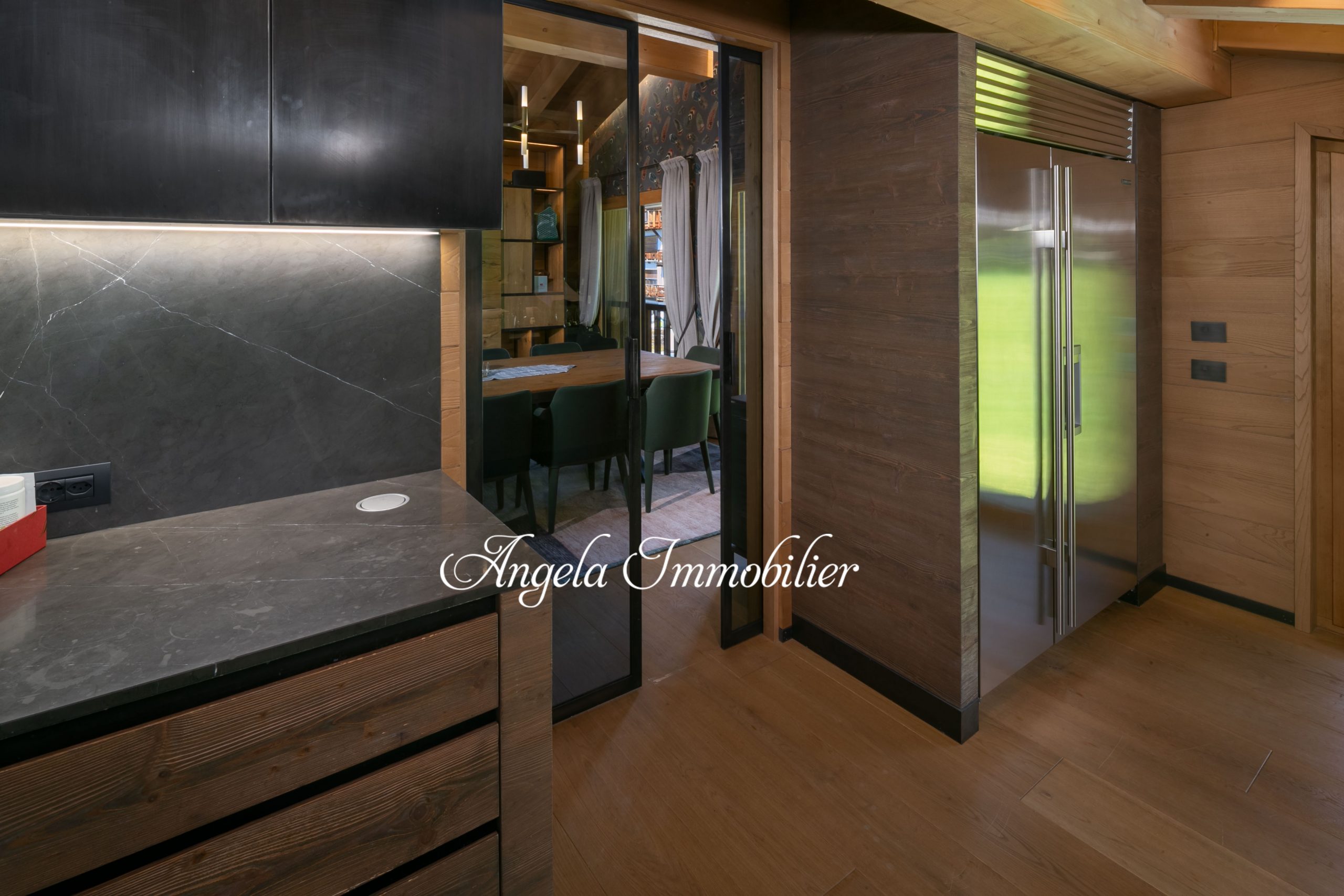 Moderne Küche mit Holz und dunklen Oberflächen