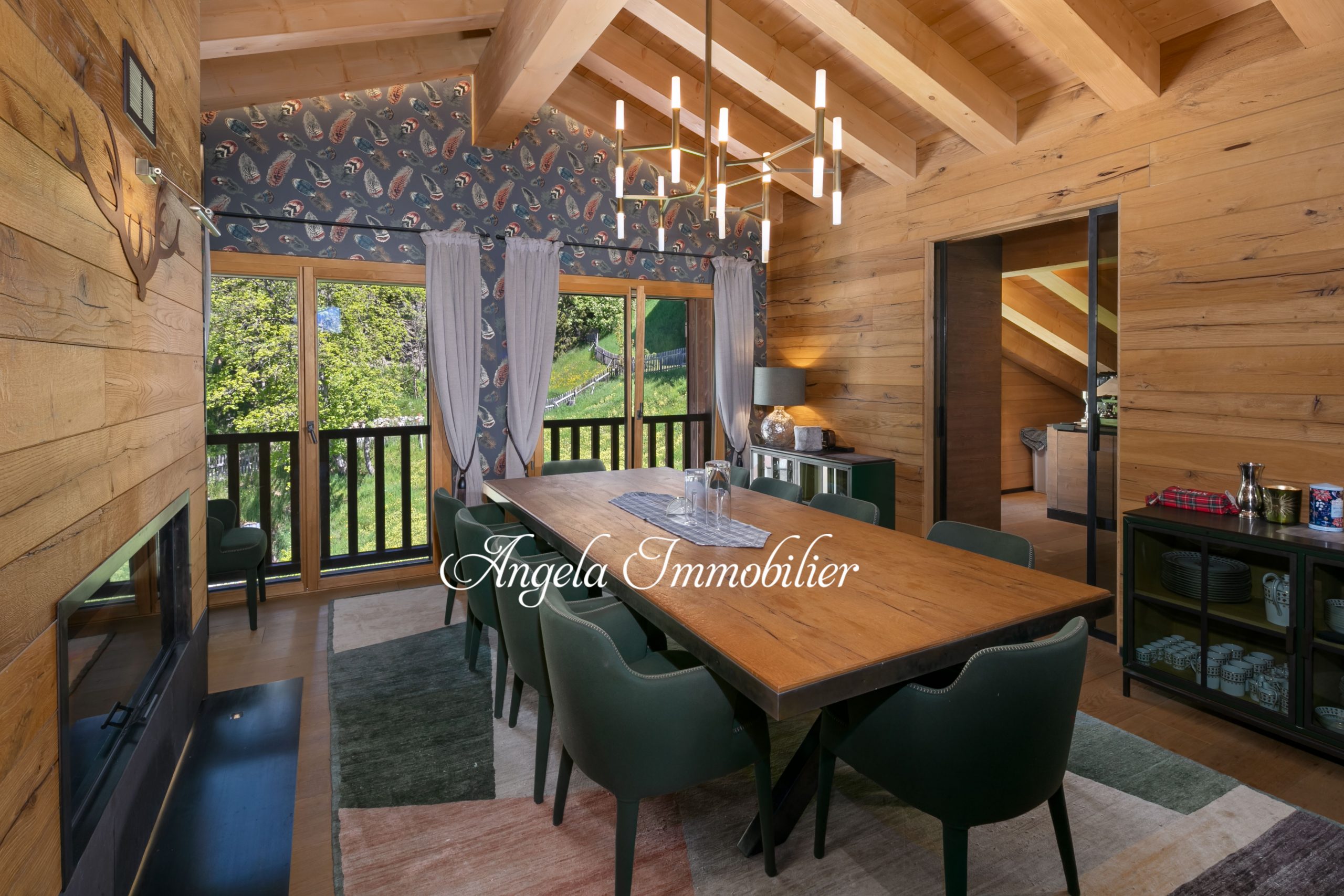 Esszimmer mit Holzausstattung und Bergblick