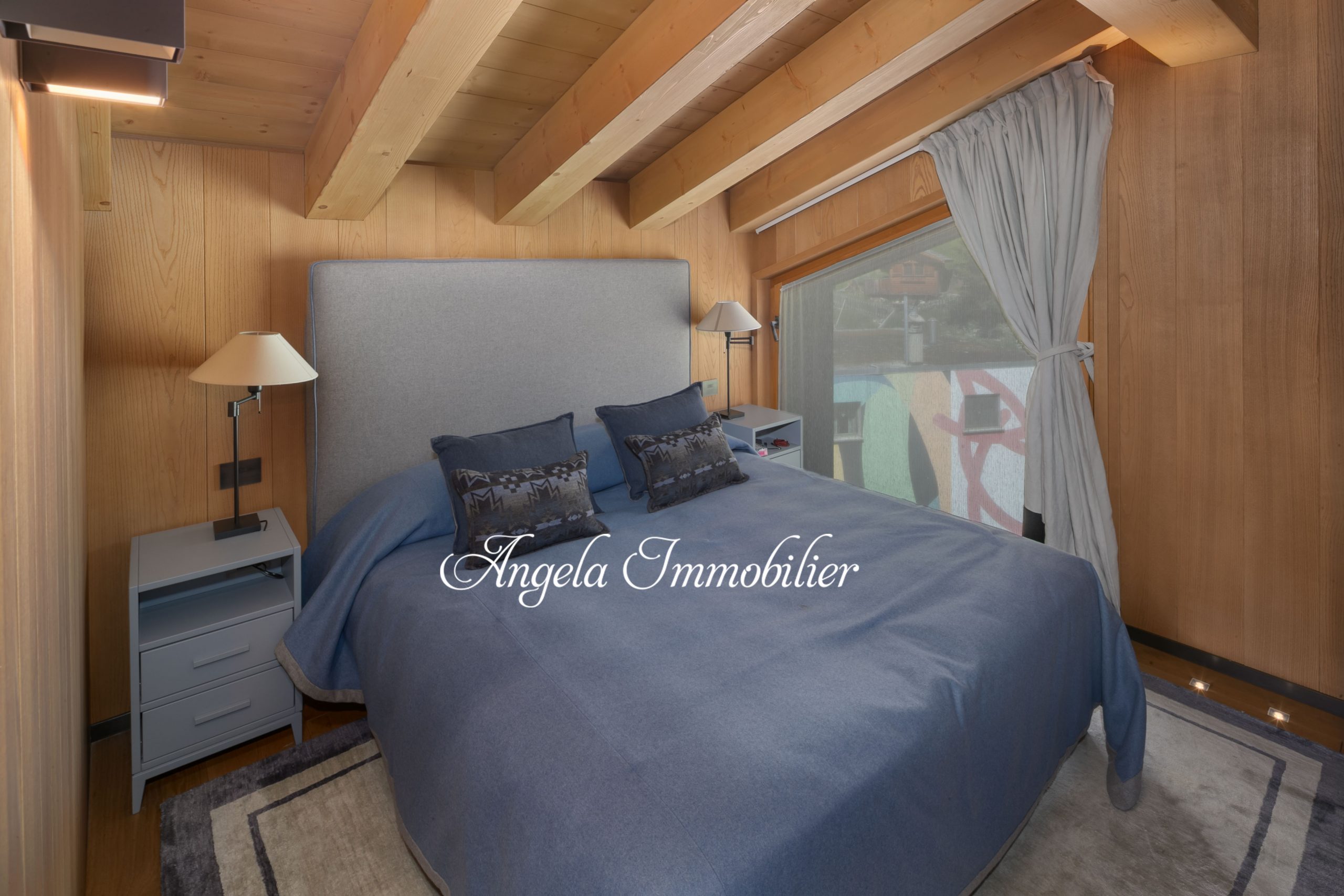 Gemütliches Schlafzimmer mit Holzausbau