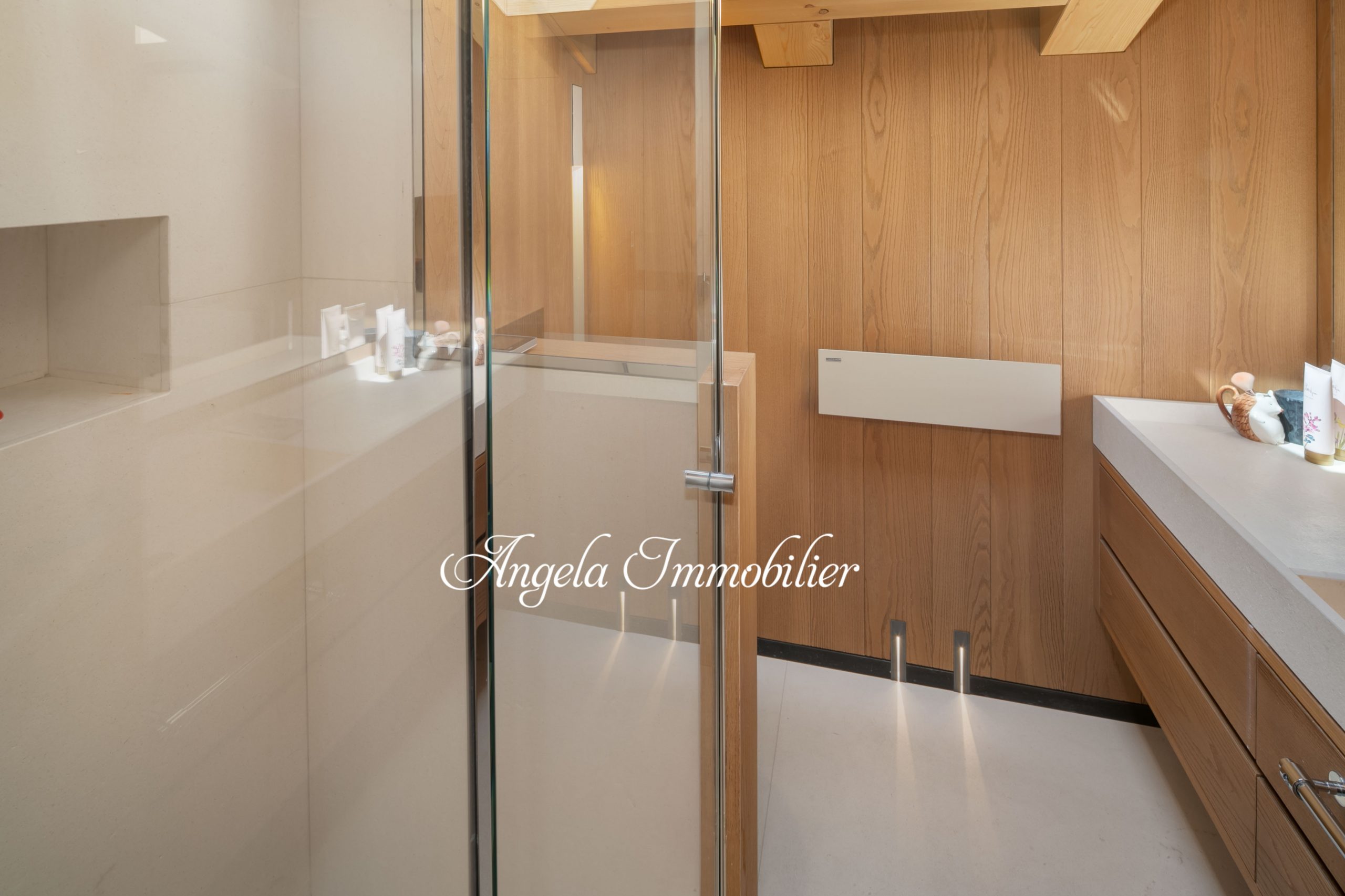 Modernes Badezimmer mit Holz und Glas