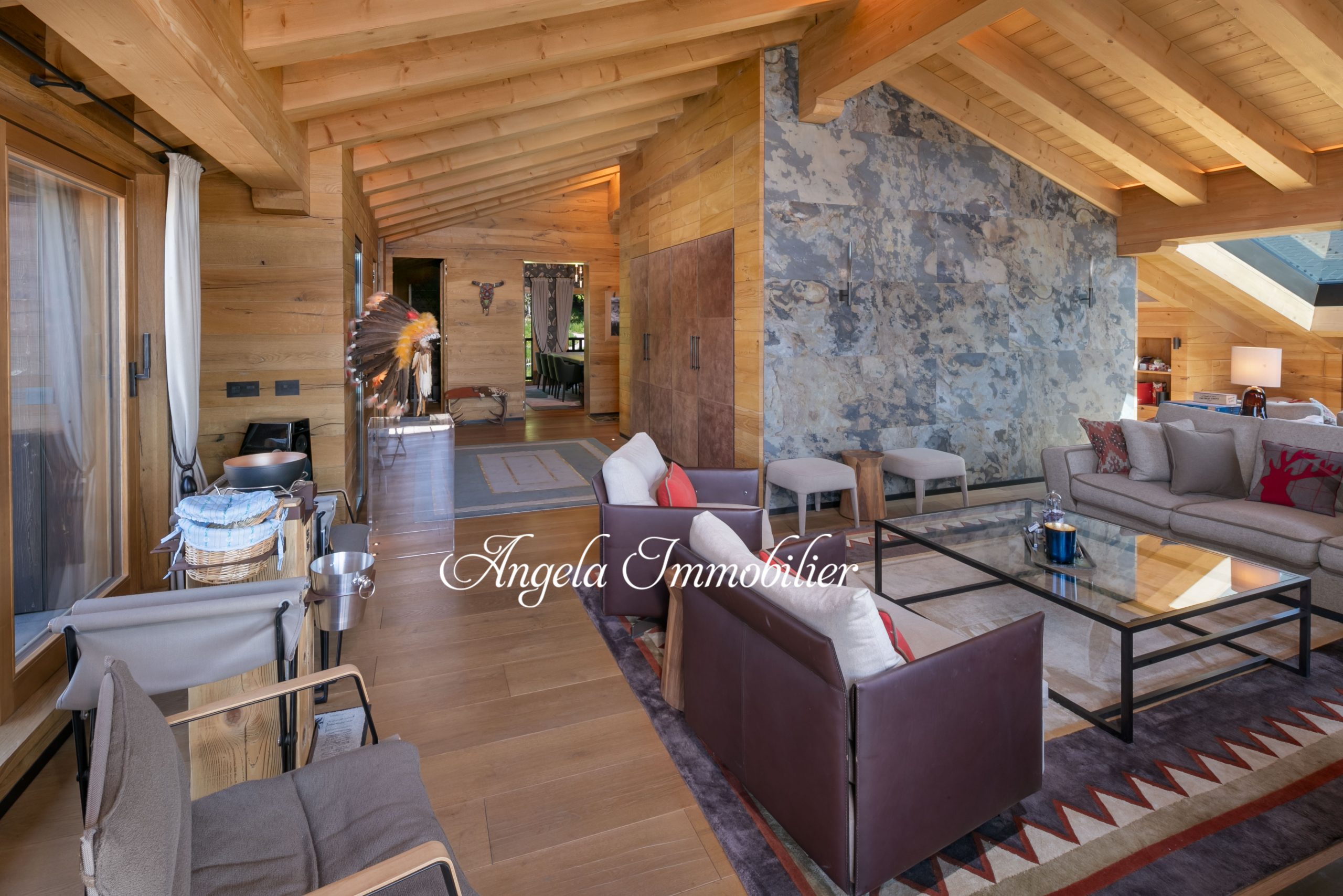Gemütliches Dachgeschoss-Wohnzimmer mit viel Holz und Designermöbeln
