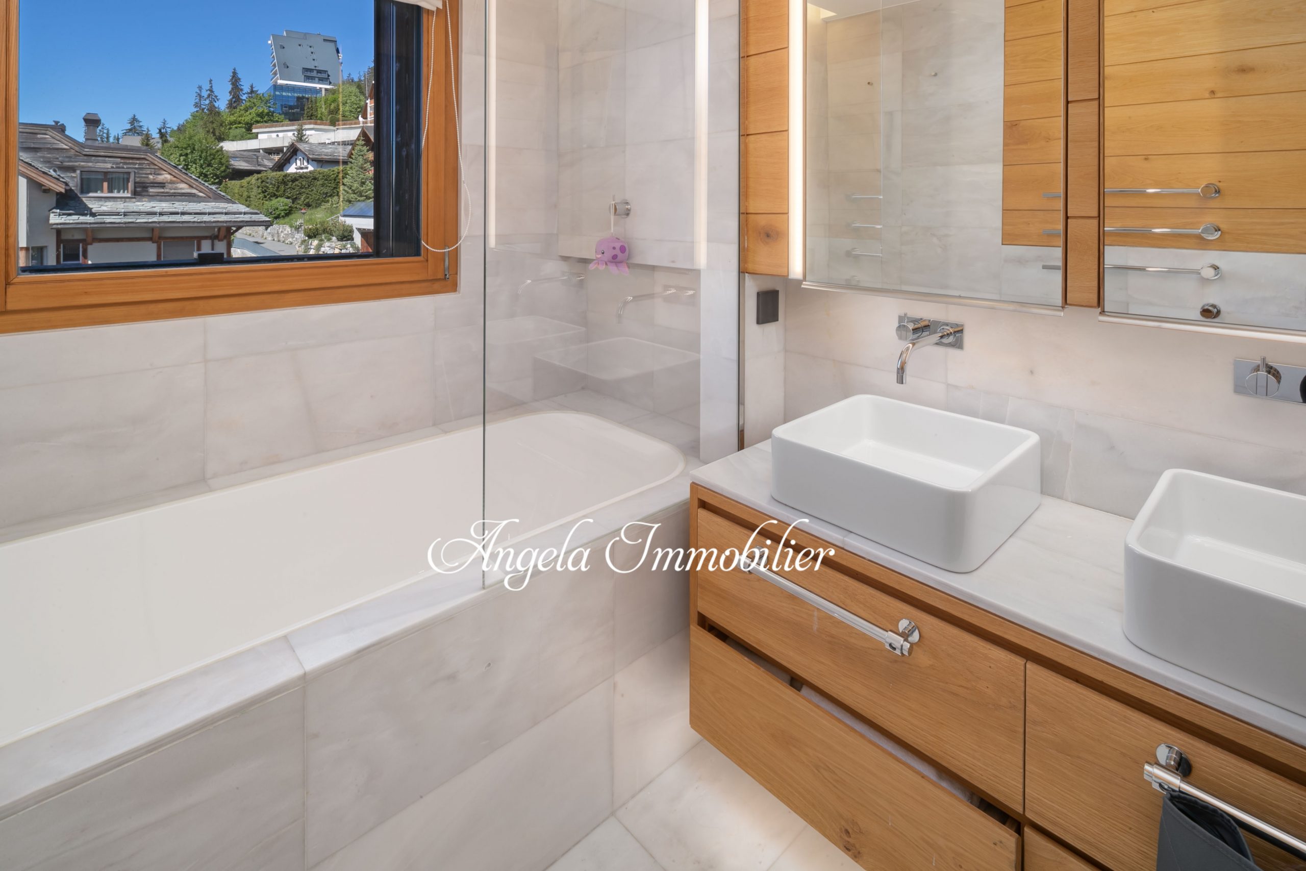 Helles Badezimmer mit Badewanne und Doppelwaschtisch