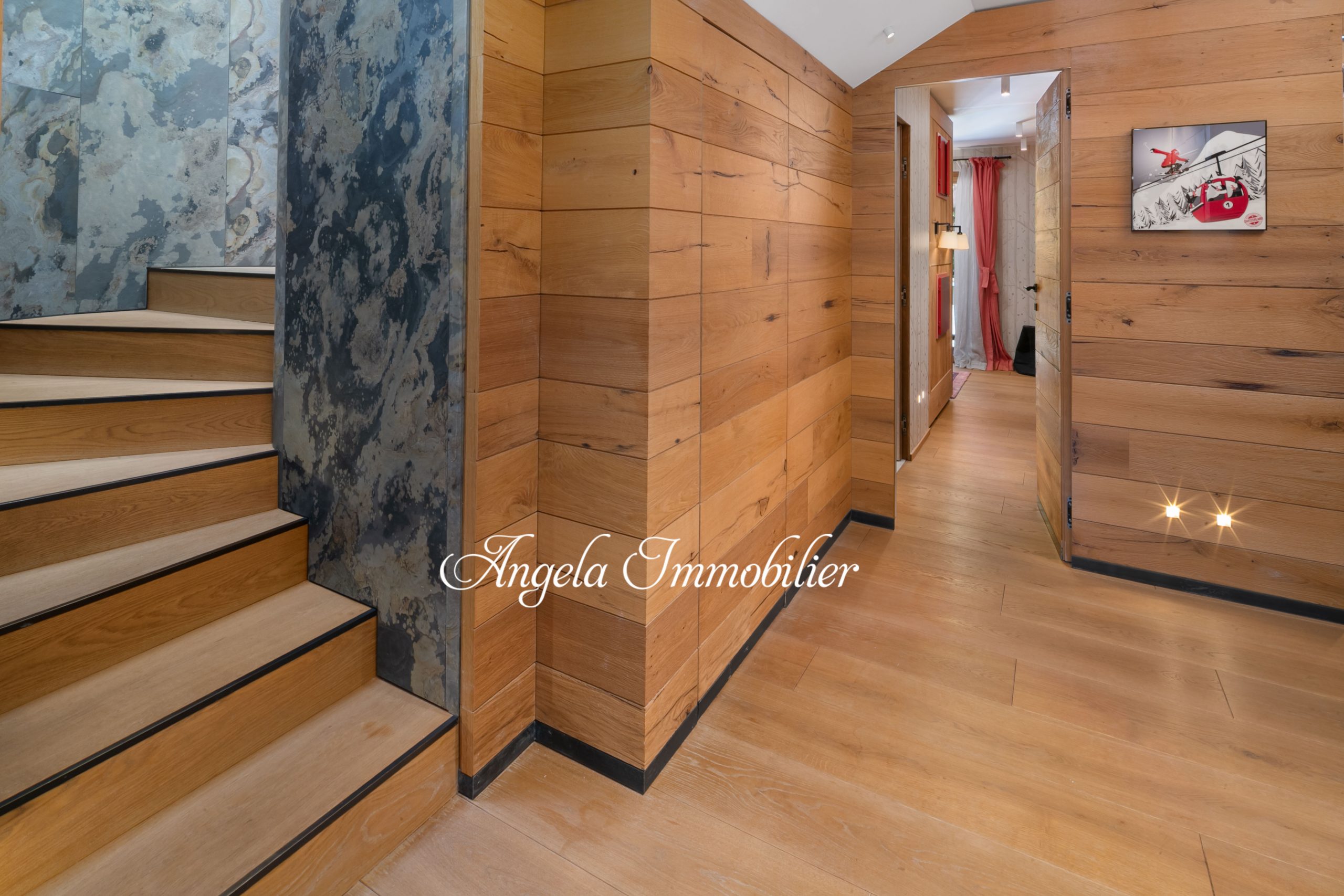 Holzverkleideter Flur mit Treppe