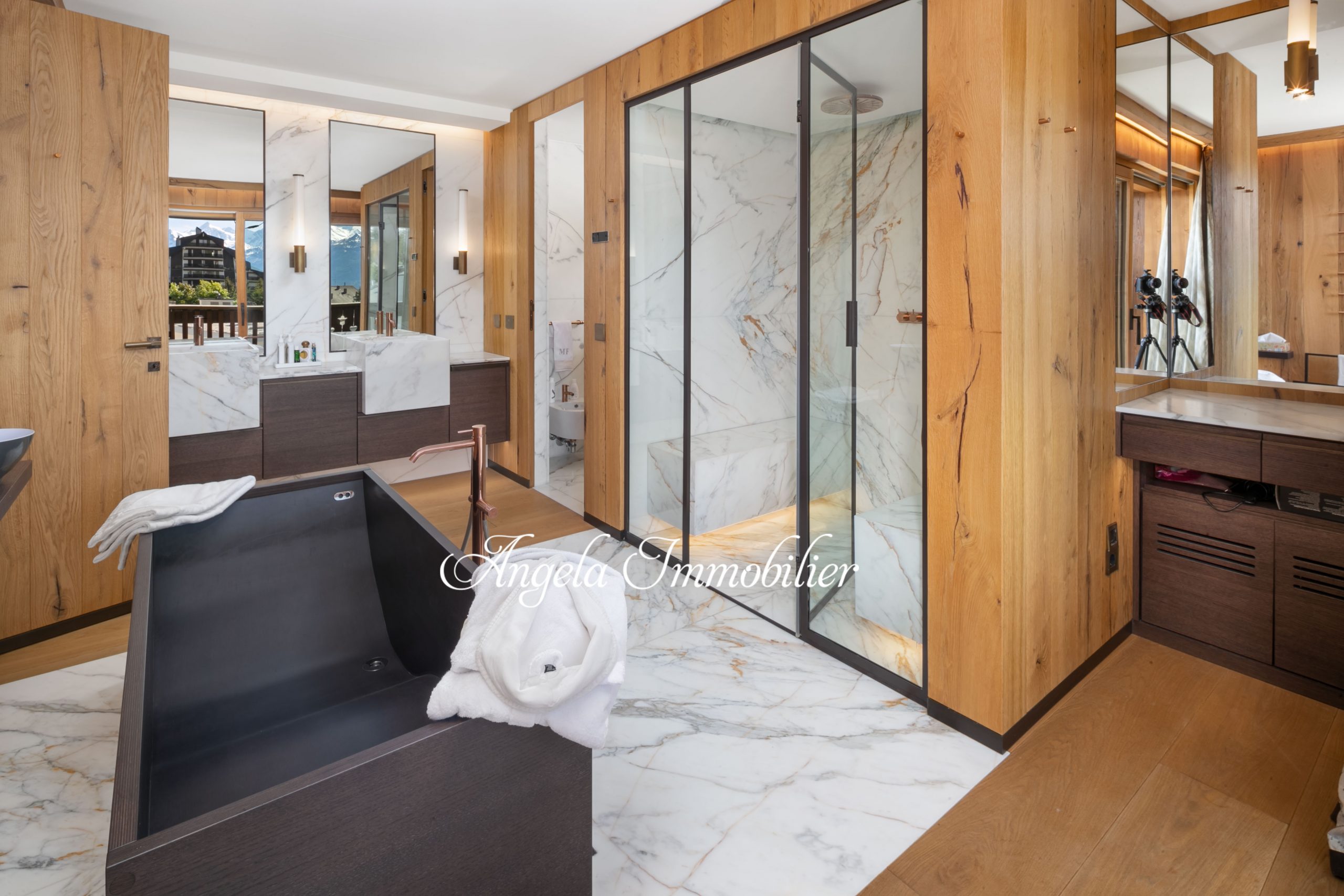 Luxuriöses Badezimmer mit Natursteinoptik und Holzverkleidung