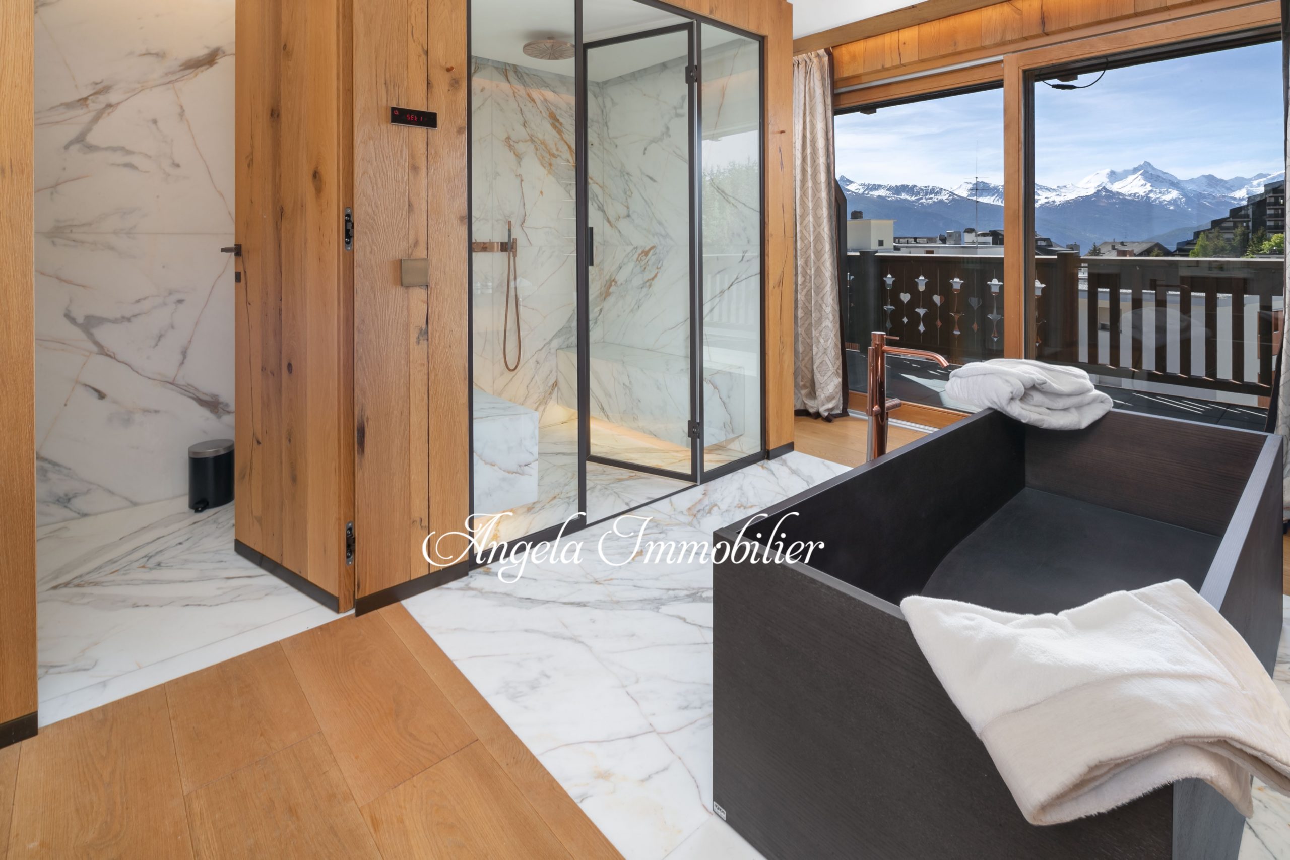 Luxuriöses Badezimmer mit Bergblick