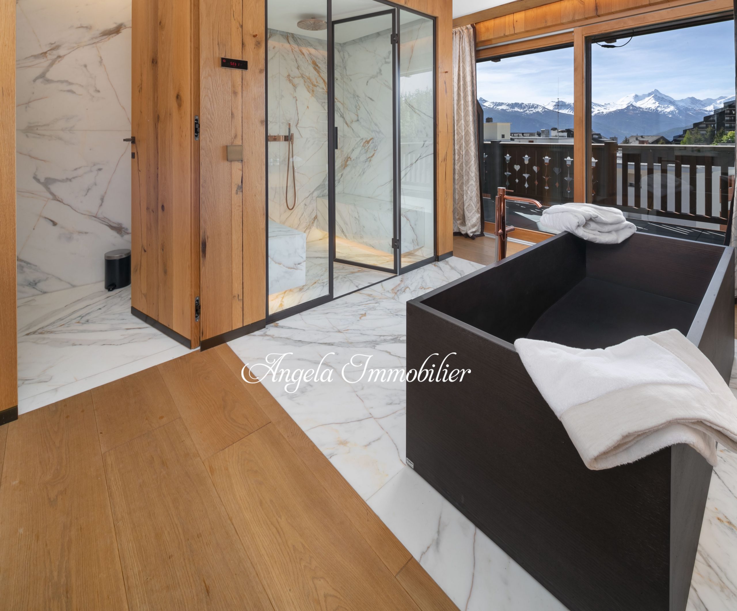 Luxuriöses Badezimmer mit Bergblick