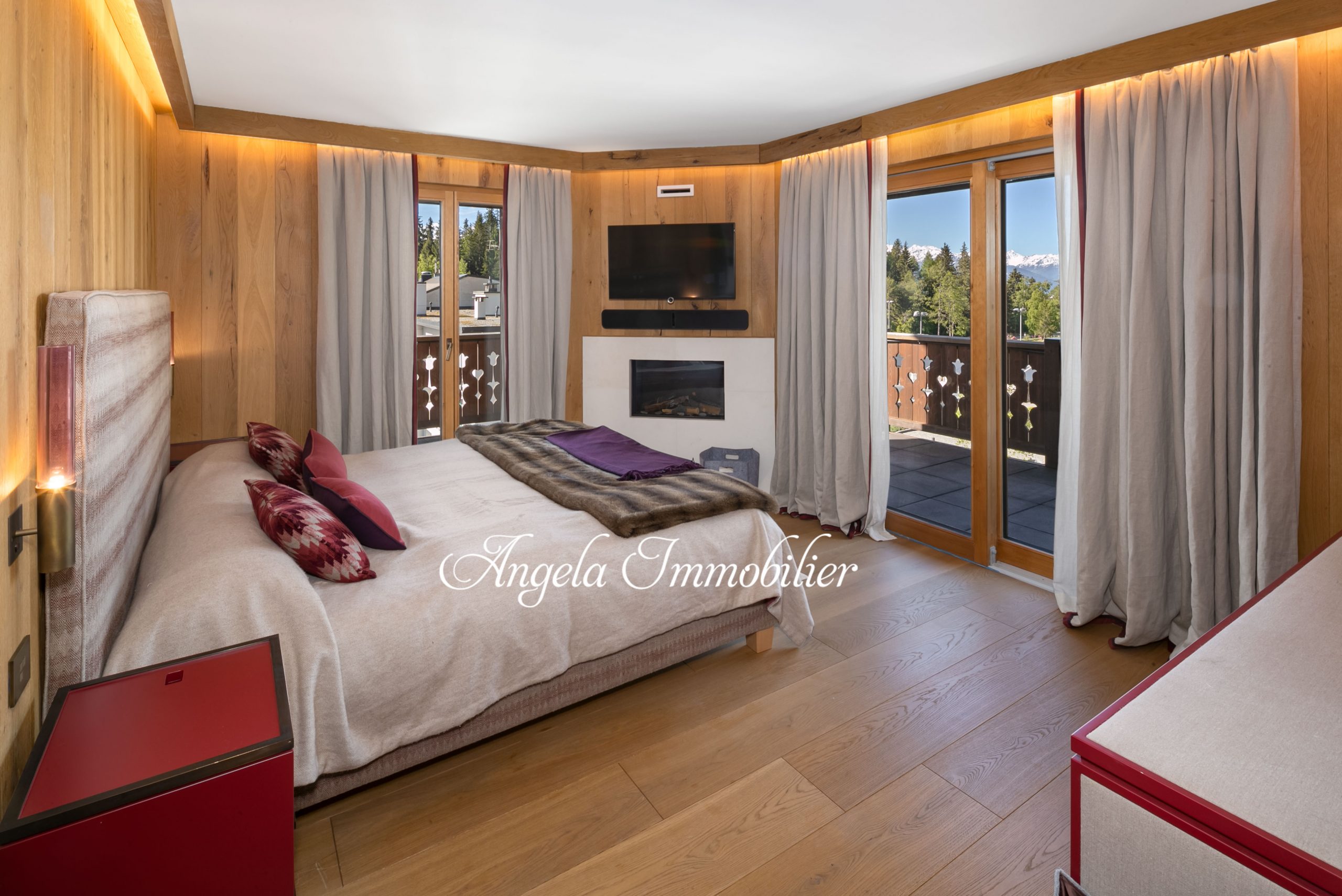 Schlafzimmer mit Balkonblick und Kamin