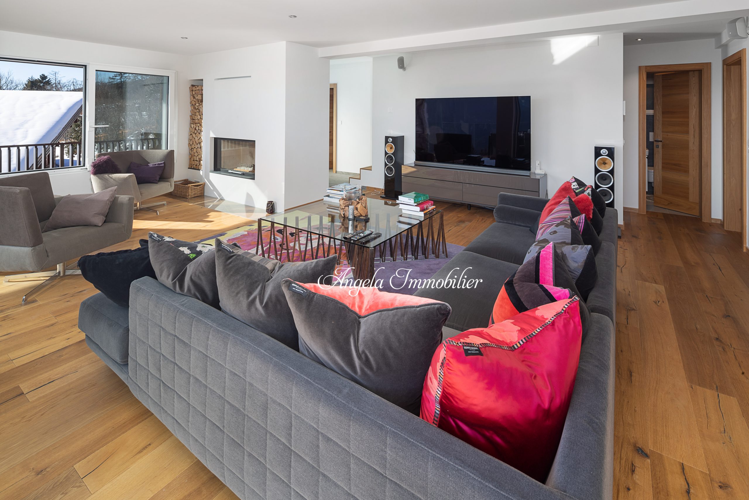 Modernes Wohnzimmer mit Kamin und TV-Wand