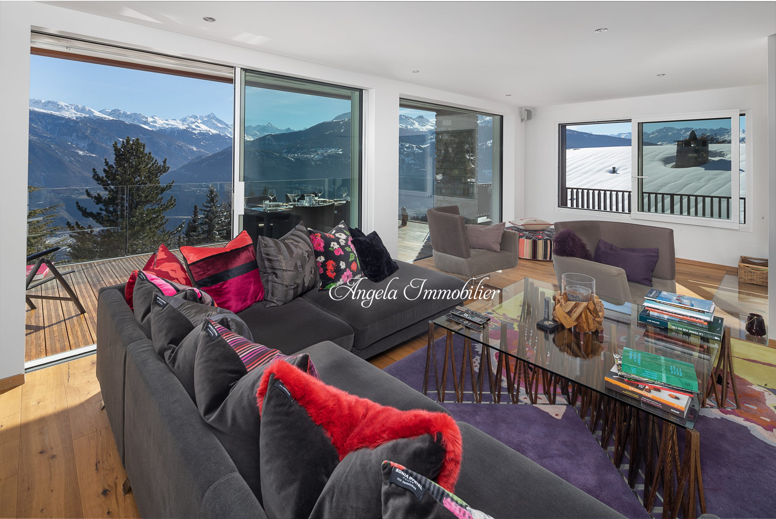 Wohnzimmer mit Panoramablick auf die Berge