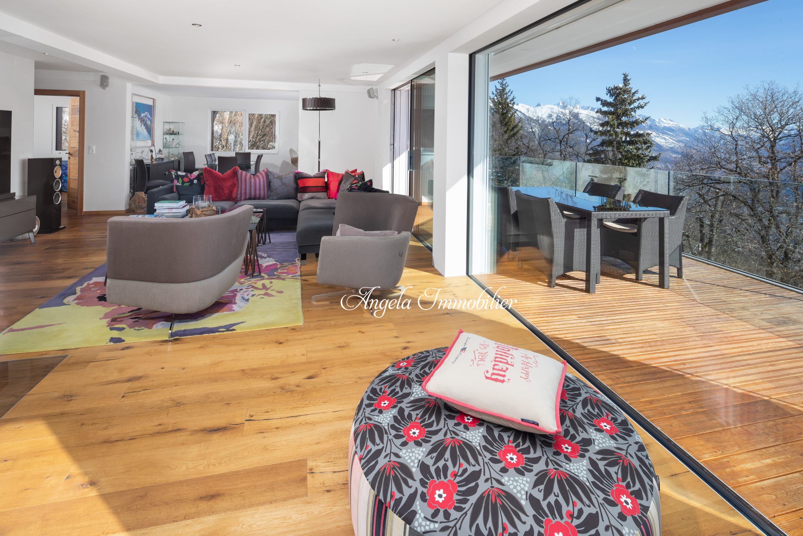 Heller Wohnbereich mit Bergblick und Terrasse