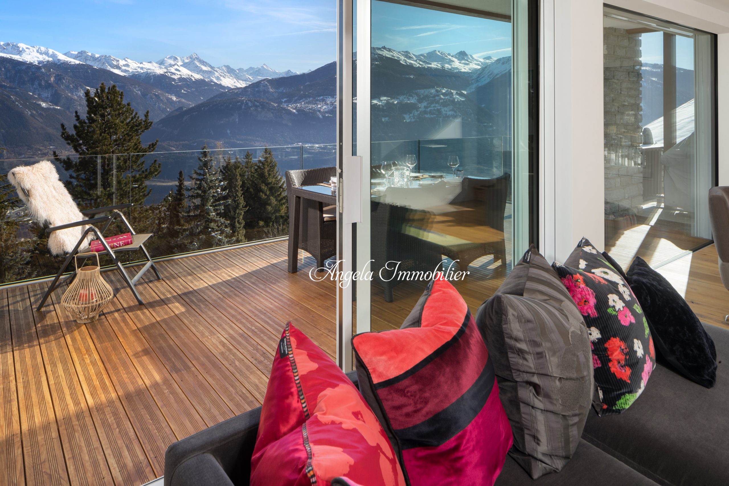 Balkon mit Bergpanorama