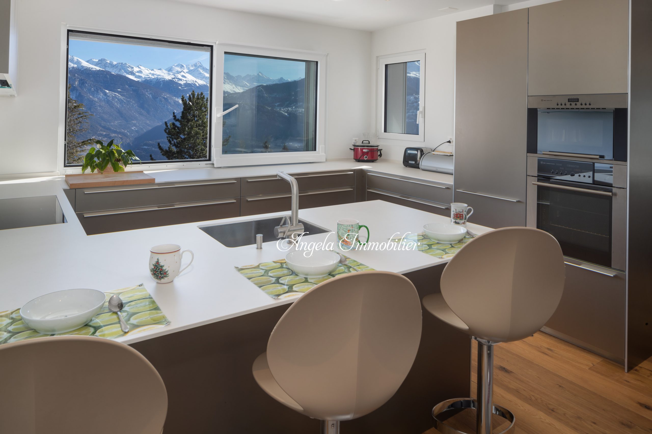 Moderne Küche mit Bergblick