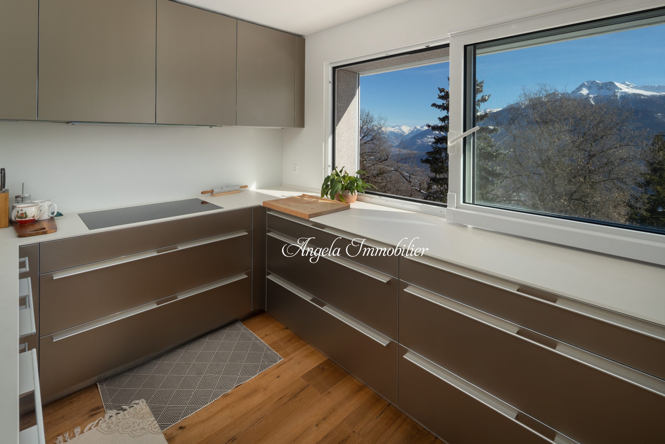 Moderne Küche mit Bergblick