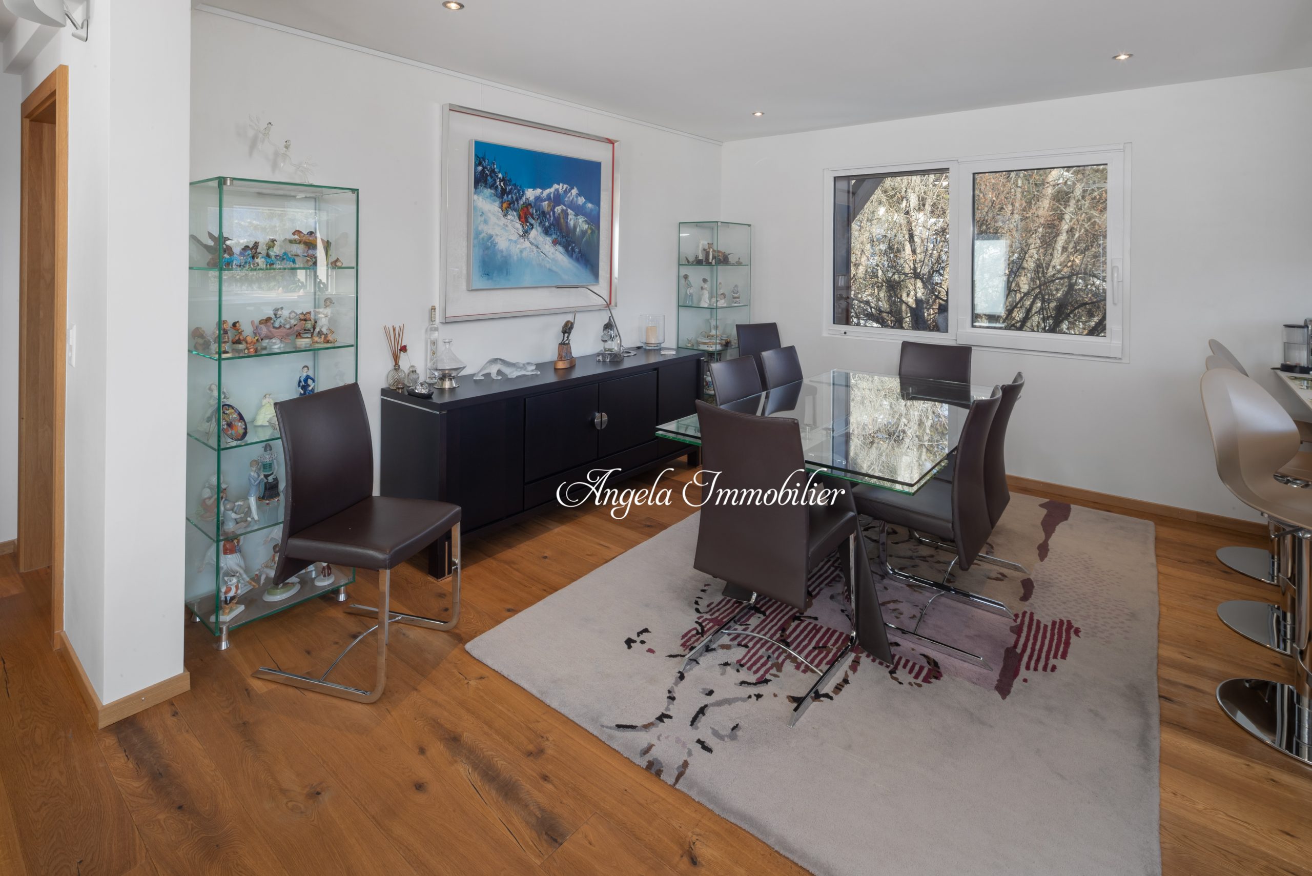 Modernes Esszimmer mit Glasstisch