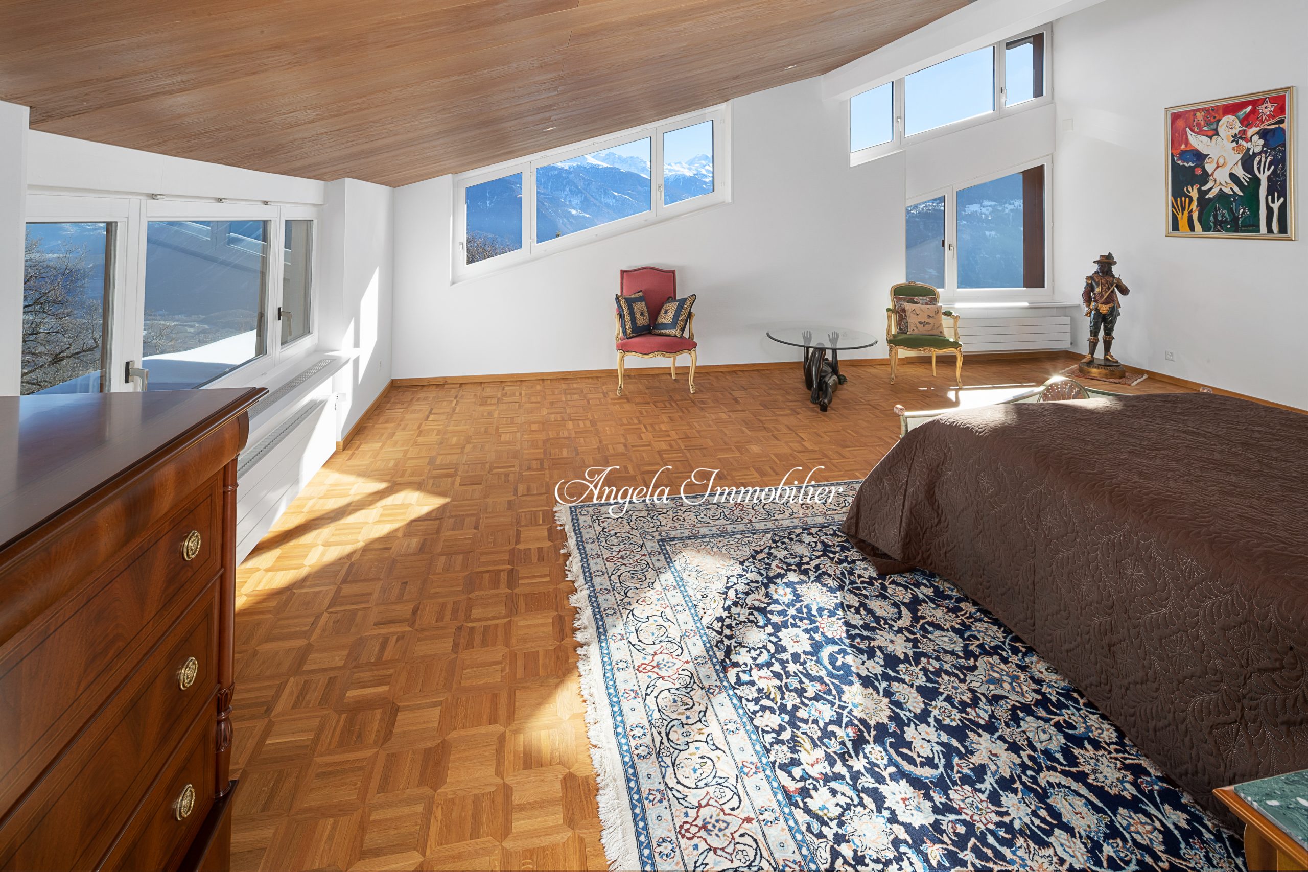 Helles Schlafzimmer mit Bergblick