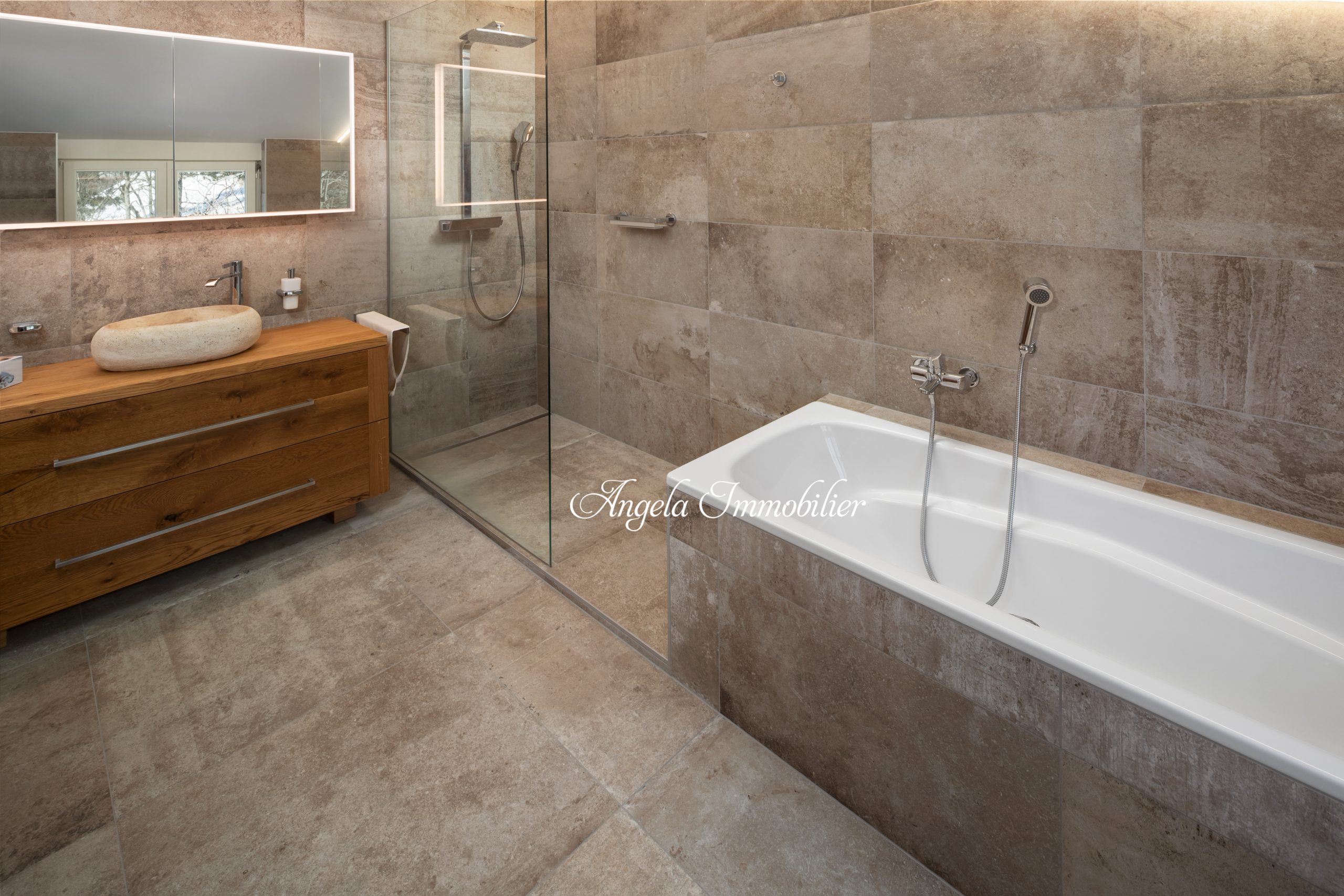 Modernes Badezimmer mit Badewanne und Walk-in-Dusche