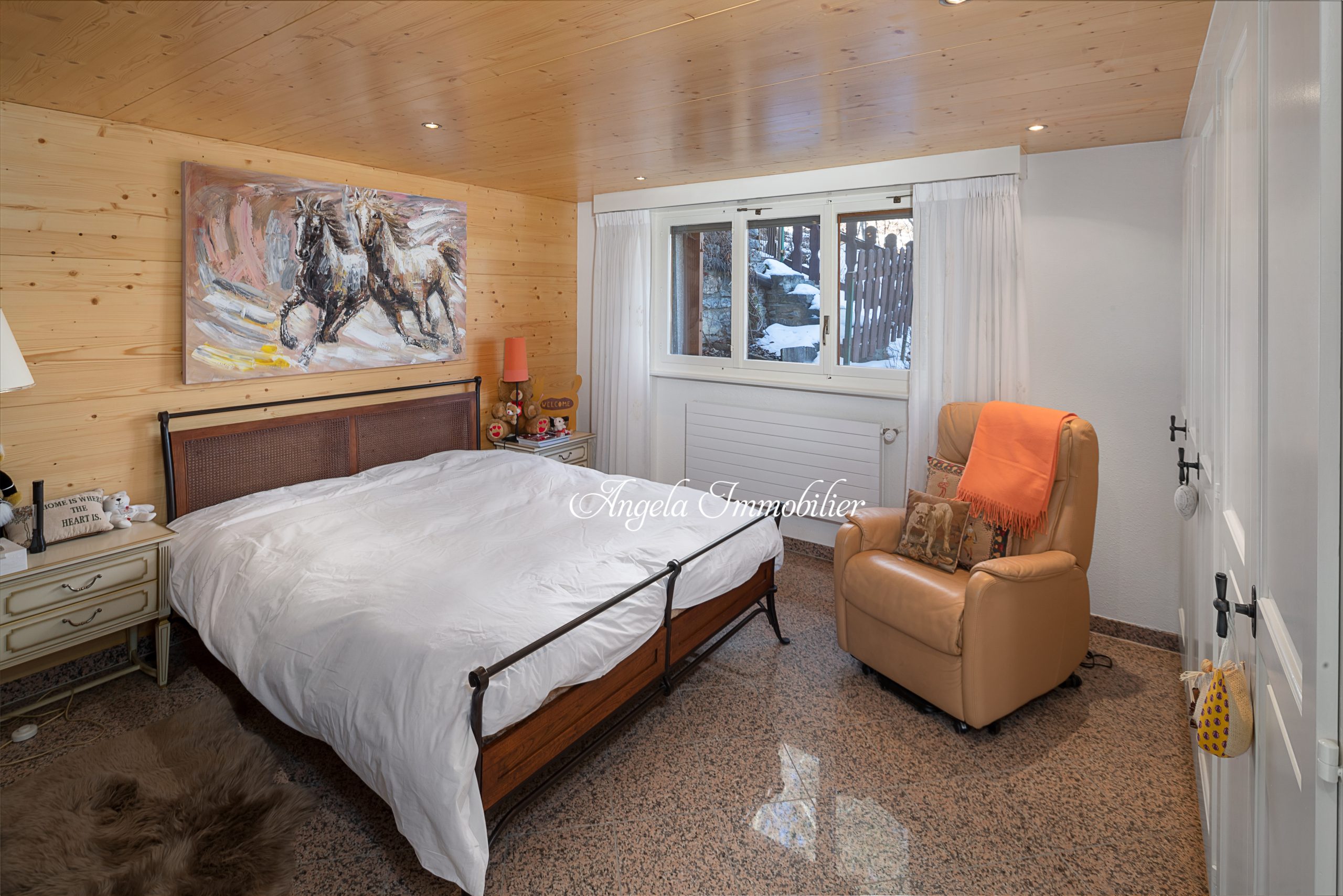 Gemütliches Schlafzimmer mit Holzvertäfelung